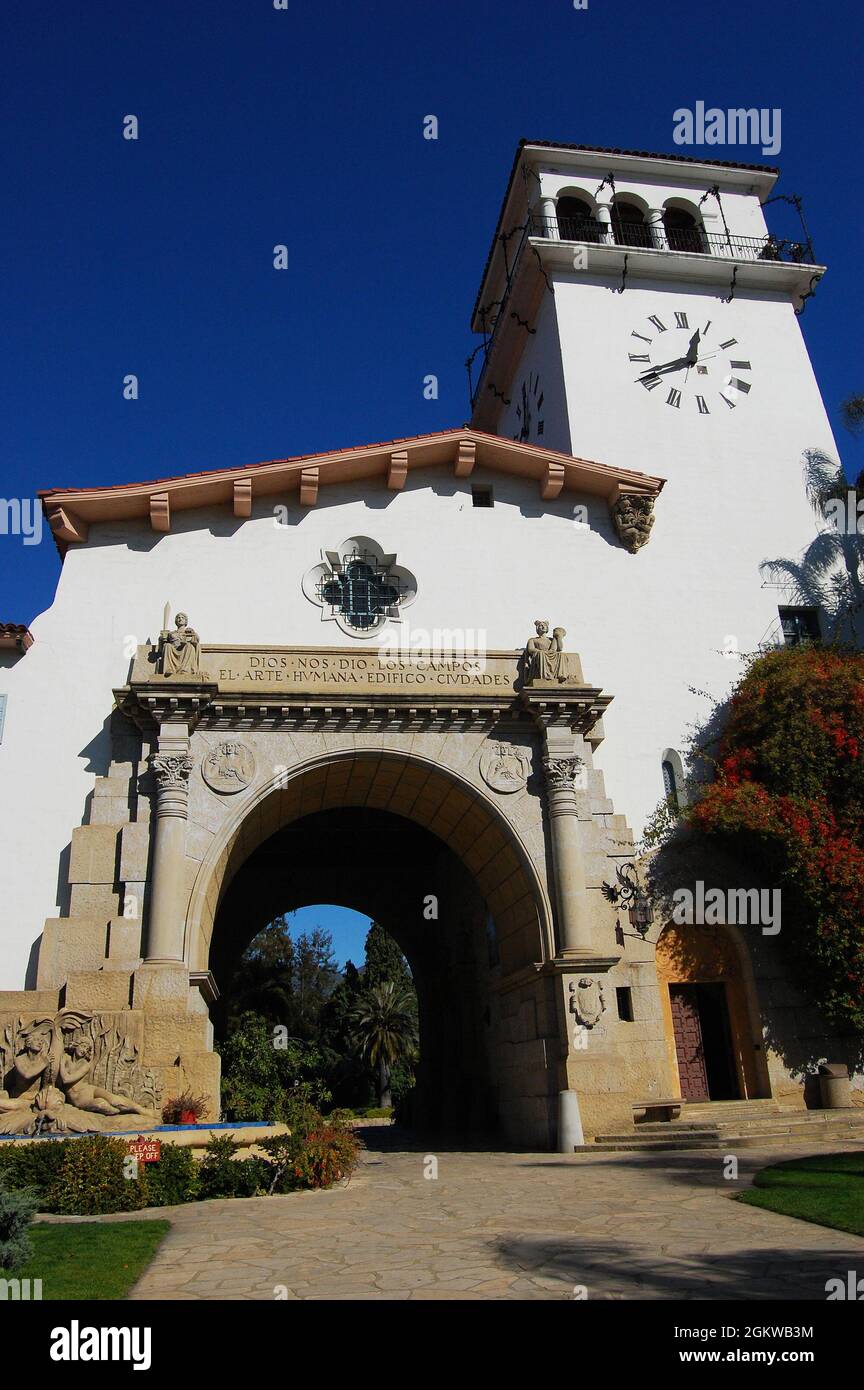 Il tribunale della contea di Santa Barbara è un edificio in stile coloniale spagnolo, completato nel 1929. L'edificio si trova al 1100 di Anacafa Street in centro storico Foto Stock