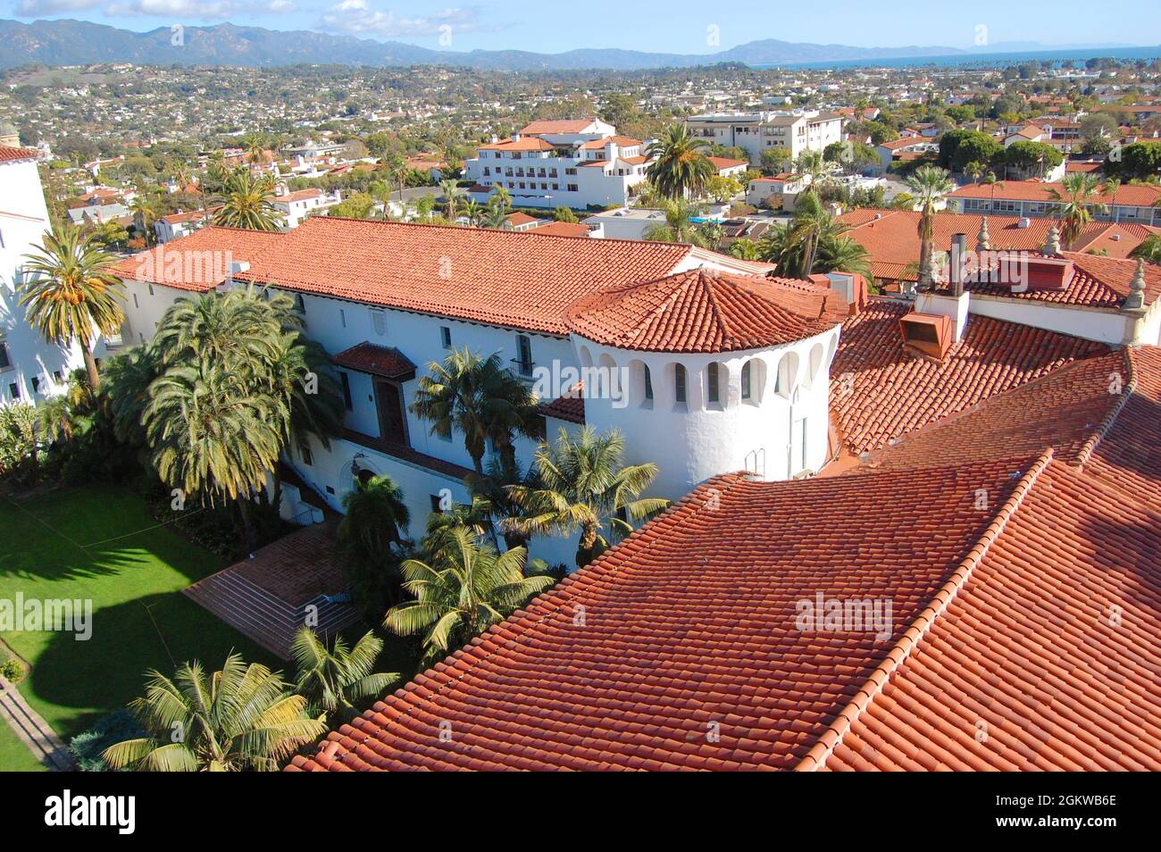 Vista aerea del centro storico di Santa Barbara con le montagne di Santa Ynez sullo sfondo, dalla cima della torre dell'orologio di Santa Barbara County Cou Foto Stock