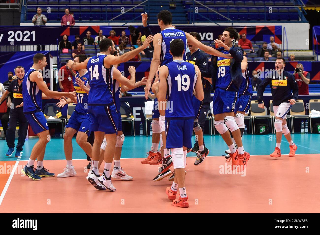 Ostrava, Repubblica Ceca. 15 settembre 2021. La squadra italiana festeggia la vittoria nella partita finale Italia vs Germania del Campionato europeo di Pallavolo maschile, disputata a Ostrava, Repubblica Ceca, 15 settembre 2021. Credit: Jaroslav Ozana/CTK Photo/Alamy Live News Foto Stock