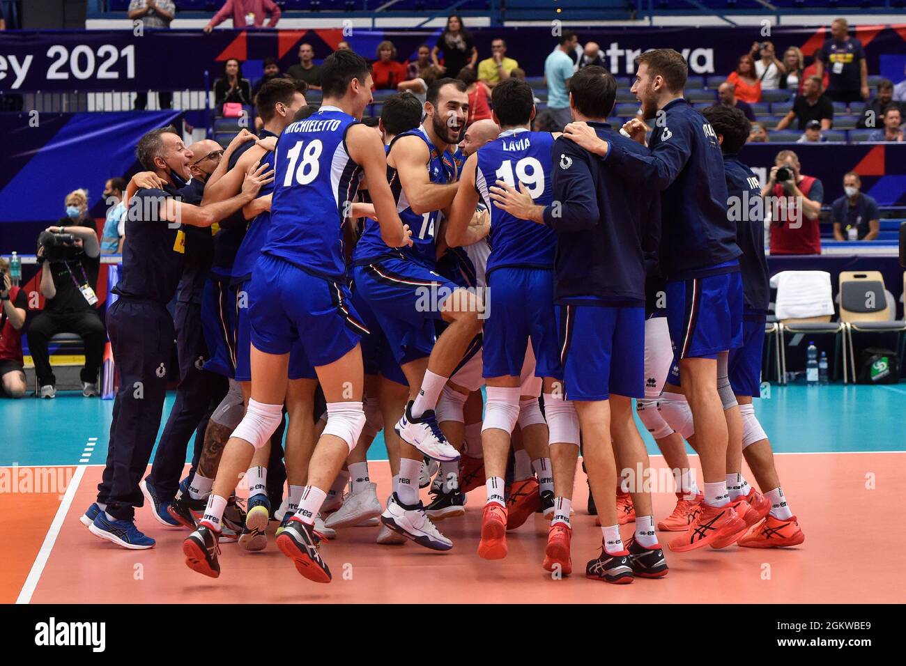 Ostrava, Repubblica Ceca. 15 settembre 2021. La squadra italiana festeggia la vittoria nella partita finale Italia vs Germania del Campionato europeo di Pallavolo maschile, disputata a Ostrava, Repubblica Ceca, 15 settembre 2021. Credit: Jaroslav Ozana/CTK Photo/Alamy Live News Foto Stock
