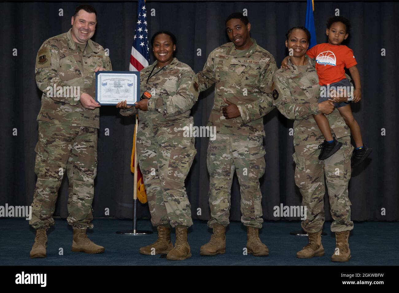 Personale Sgt. Raven McGee, 2° selectee del sergente tecnico di Bomb Wing, riceve un certificato per essere scelto come selectee durante il partito di rilascio del sergente tecnico alla base aerea di Barksdale, Louisiana, 8 luglio 2021. Foto Stock