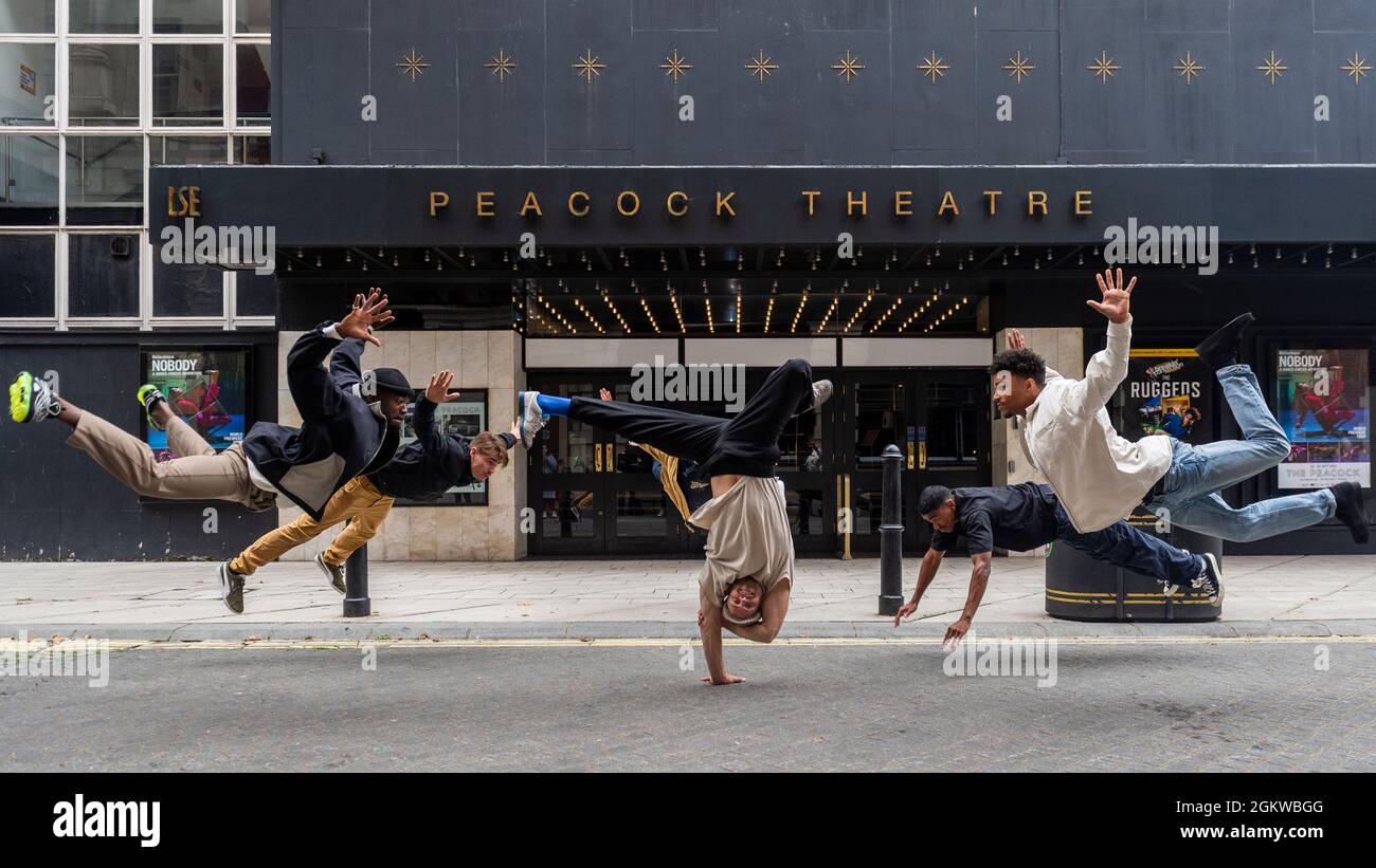 Londra, Regno Unito. 15 settembre 2021. I ballerini si esibiscono in una fotocall dei presenti della Convenzione di Breakin: I Ruggedi – tra noi per segnare la riapertura del Teatro di Peacock. I Ruggedi stanno rompendo i campioni del mondo da Eindhoven nei Paesi Bassi e la loro mostra tra noi può essere visto dal 15 al 18 settembre 2021. Credit: Stephen Chung / Alamy Live News Foto Stock