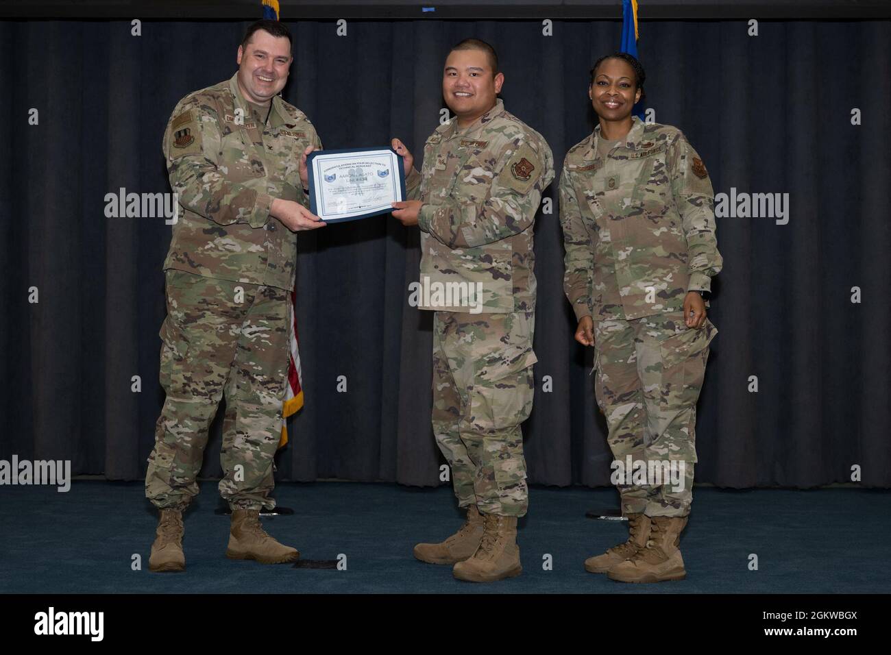 Personale Sgt. Aaron Agato, 2° selectee del sergente tecnico di Bomb Wing, riceve un certificato per essere scelto come selectee durante il partito di rilascio del sergente tecnico alla base aerea di Barksdale, Louisiana, 8 luglio 2021. Foto Stock