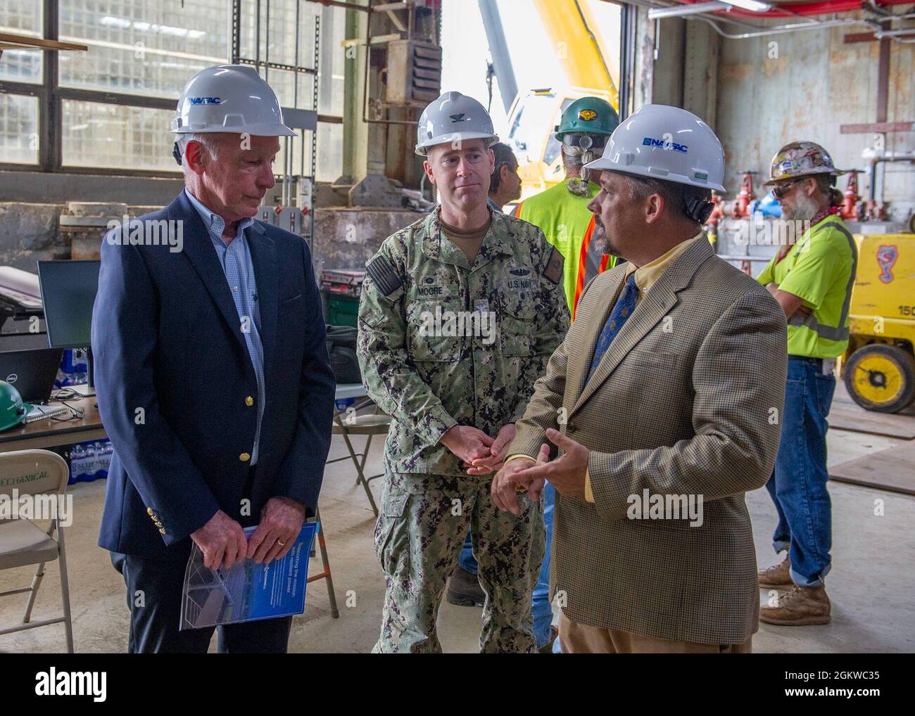 210708-N-ME396-1251 GROTON, Conn. (8 luglio 2021) Naval Submarine base (SUBASE) New London Energy Installation Manager Andy Shetland parla con il comandante della base Capt. Todd Moore e il rappresentante degli Stati Uniti Joe Courtney (CT-02) all'interno della centrale elettrica di SUBASE New London. L'impianto è in fase di aggiornamento di apparecchiature e sistemi nell'ambito di un ampio sforzo di SUBASE New London per aumentare la resilienza energetica. Foto Stock