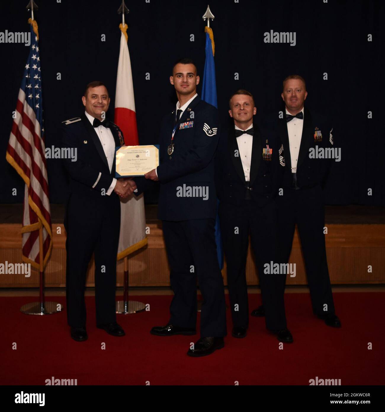 U.S. Air Force staff Sgt. Trevor Anderson, Airman Leadership School Class 21-e laureato, a sinistra al centro, riceve il diploma alla Misawa Air base, Giappone, 8 luglio 2021. I laureati hanno frequentato il corso di 17 giorni, 192 ore su 24, incentrato sullo sviluppo delle capacità di leadership, la professione delle armi e la creazione di una comunicazione efficace. Foto Stock