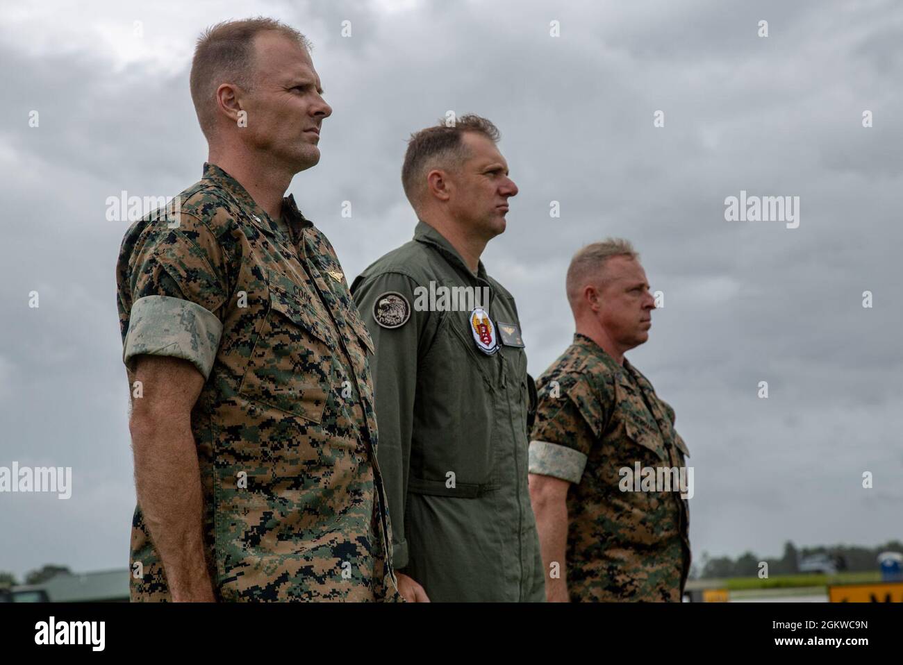 Matthew P. Cook, a sinistra, dirigente ufficiale Marine Corps Air Station New River, Lt. William Oren, centro, un responsabile delle operazioni sul campo aereo MCAS New River, e Sgt. Maj. Douglas W. Gerhardt, sergente della Stazione aerea del corpo maggiore della Marina di New River, sta all'attenzione durante la partenza del Gen. Gary L. Thomas sul MCAS New River, North Carolina, 8 luglio 2021. Thomas ha visitato il Marine Corps base Camp Lejeune per essere l'ufficiale di presidenza per il ritiro del Gen. Lt. Brian D. Beaudreault. Foto Stock