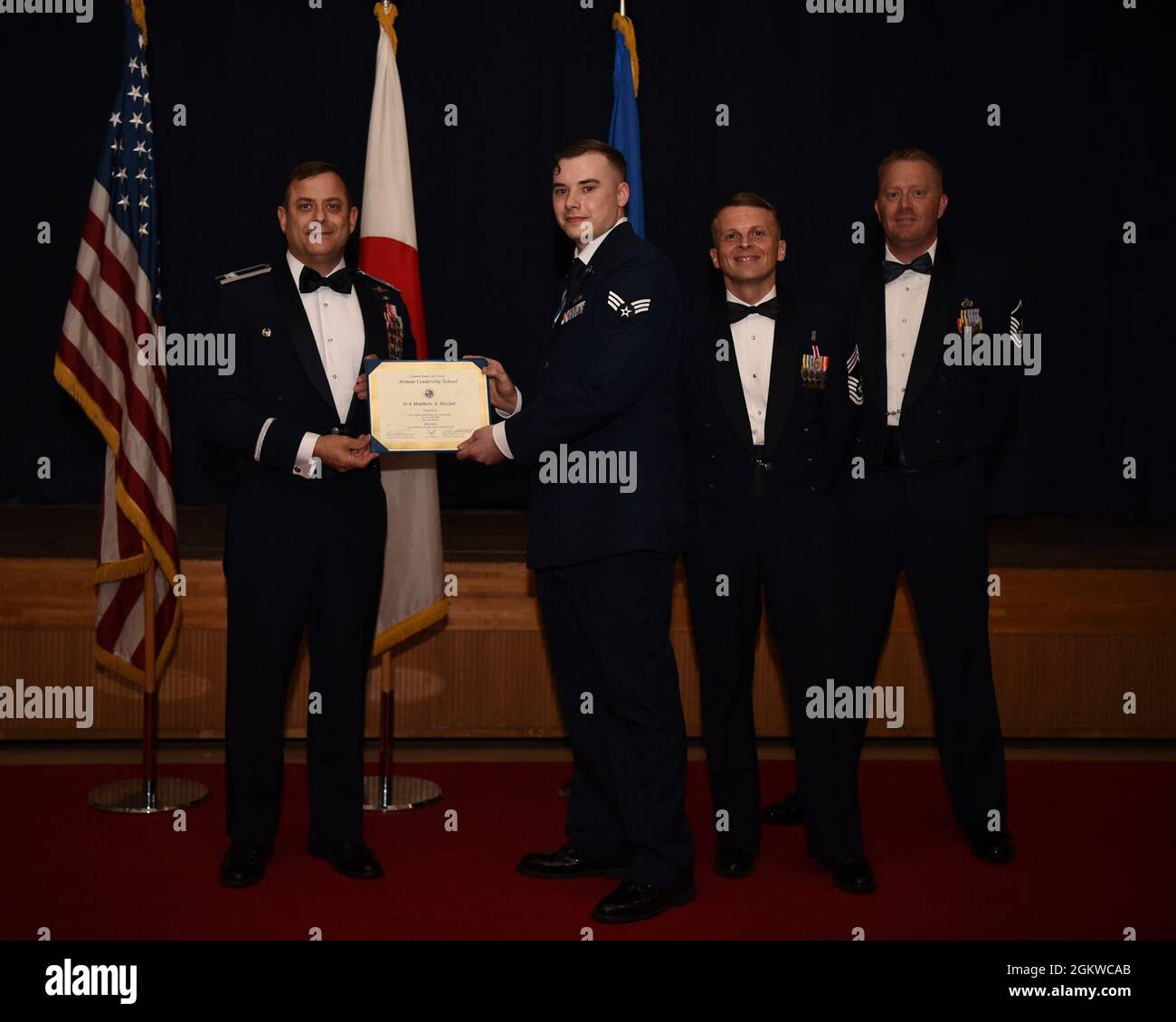 L'Airman Matthew Hazlett, Senior AirForce degli Stati Uniti, si è laureato in classe 21-e della Scuola di Leadership di Airman, a sinistra al centro, ha ricevuto il suo diploma alla base aerea di Misawa, Giappone, 8 luglio 2021. I laureati hanno frequentato il corso di 17 giorni, 192 ore su 24, incentrato sullo sviluppo delle capacità di leadership, la professione delle armi e la creazione di una comunicazione efficace. Foto Stock