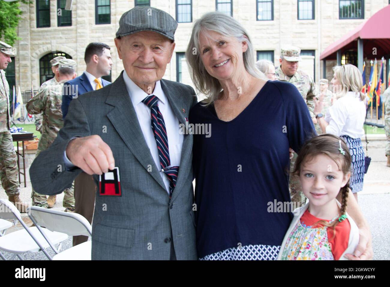 Henry Langrehr, veterano della seconda Guerra Mondiale e paracadutista del D-Day il 6 giugno 1944, viene onorabilmente riconosciuto alla cerimonia del cambio di comando della prima Esercito, 8 luglio 2021, presso il Rock Island Arsenal, Rock Island, Ill. La storia di Henry Langrehr è stata presentata nel film del 1962, "The longer Day", Che ha caratterizzato il suo paracadute caduta in un tetto di vetro di una serra vicino Sainte-Mere-Eglise, Francia. Il sig. Langrehr ha salutato i primi leader dell'Esercito compreso il comandante generale uscente della prima Esercito, il Gen. Thomas S. James Jr., il primo comandante dell'Esercito Sergente maggiore, il comando Sgt. Major John P. McDwyer, e comandante della prima Esercito entrante Foto Stock