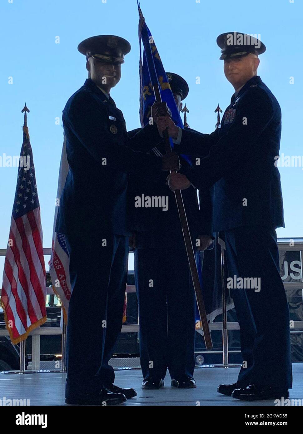 Briga. Il Gen. Kenyon K. Bell, a sinistra, 82nd comandante dell'Ala di addestramento, trasferisce il comando del 782nd gruppo di addestramento al col. Daniel W. Lemon durante una cerimonia di cambio di comando alla base dell'aeronautica di Sheppard, Texas, 8 luglio 2021. Il Colon. Loren Graham abbandonò il comando del gruppo di allenamento più diversificato dell'Air Force. Lemon arriva a Sheppard dal North American Aerospace Defense Command, Peterson AFB, Colorado. Foto Stock