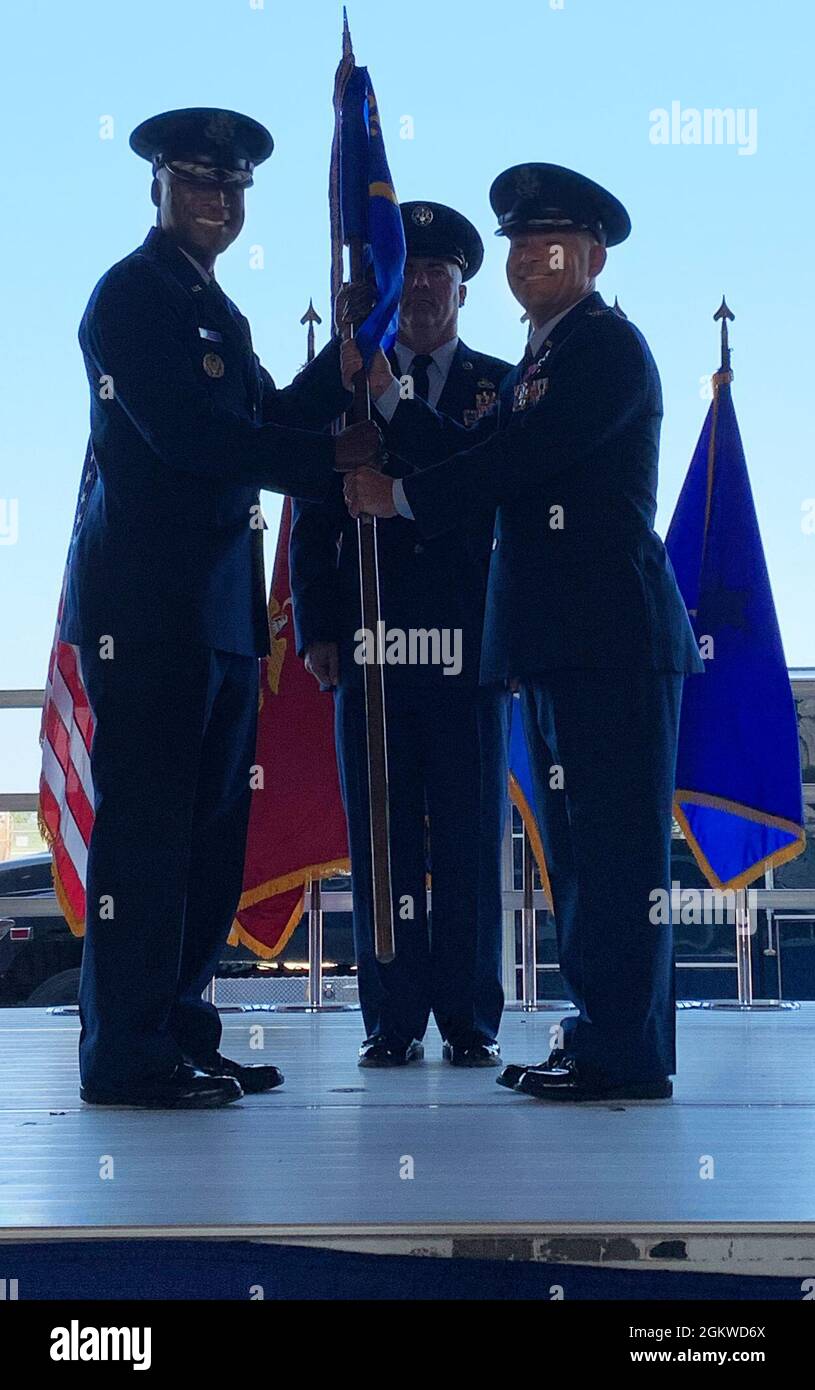 Il col. Loren R. Graham, a destra, restituisce il 782nd guidon del gruppo di addestramento a Briga. Gen. Kenyon K. Bell, 82nd comandante dell'Ala di addestramento, durante una cerimonia di cambio di comando alla base dell'aeronautica di Sheppard, Texas, 8 luglio 2021. Graham ha guidato il gruppo di addestramento più vario dell'aeronautica per gli ultimi tre anni ed ora sarà al comando centrale degli Stati Uniti in Florida. Il col. Daniel W. Lemon prese il comando del durante la cerimonia. Foto Stock