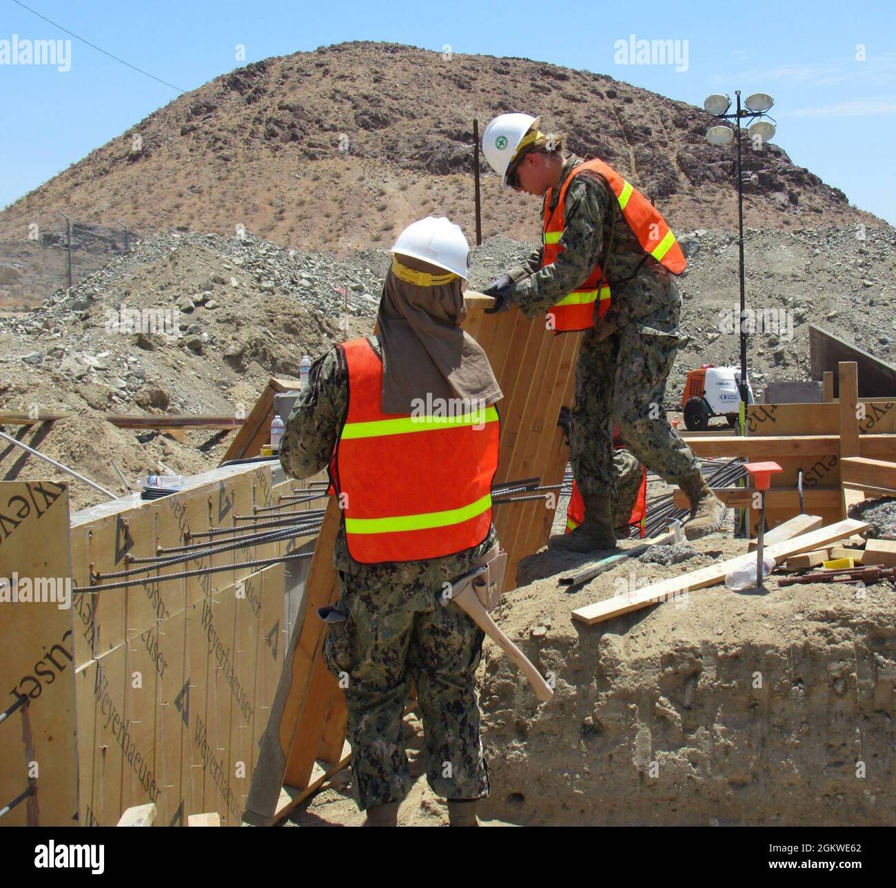 I Seabees del Battaglione DI costruzione mobile navale FOUR (NMCB 4) hanno strappato i moduli da un Modular Storage Magazine come parte del responsabile del programma di Mentoring delle abilità di Seabee del gruppo di costruzione di China Lake/Naval Construction uno a bordo della base di armi aeree di China Lake a Ridgecrest, California. Foto Stock