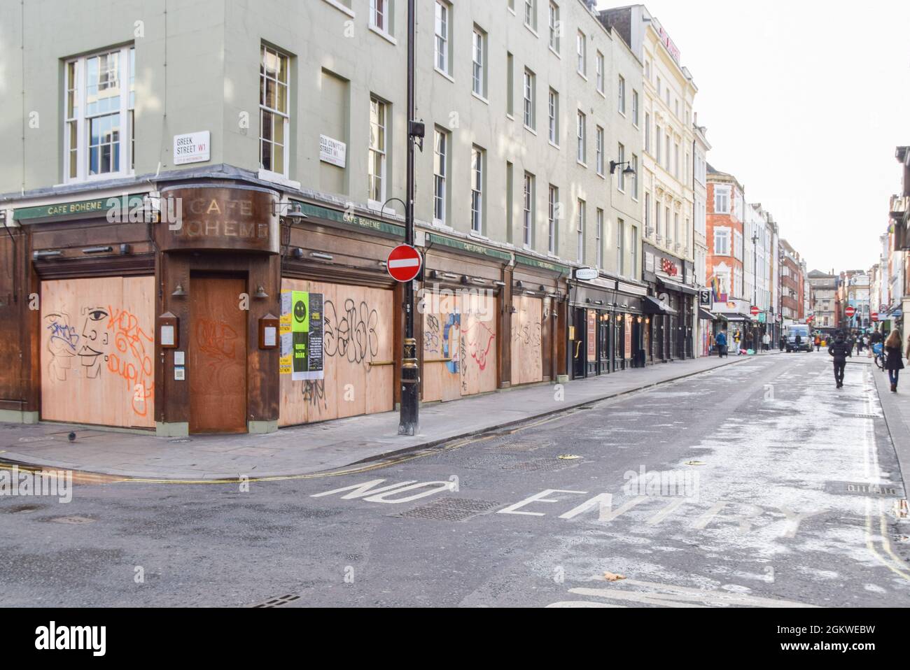 Bar e ristoranti chiusi in una vecchia strada abbandonata Compton a Soho durante il rinchiuso del coronavirus. Londra, Regno Unito 13 novembre 2020. Foto Stock