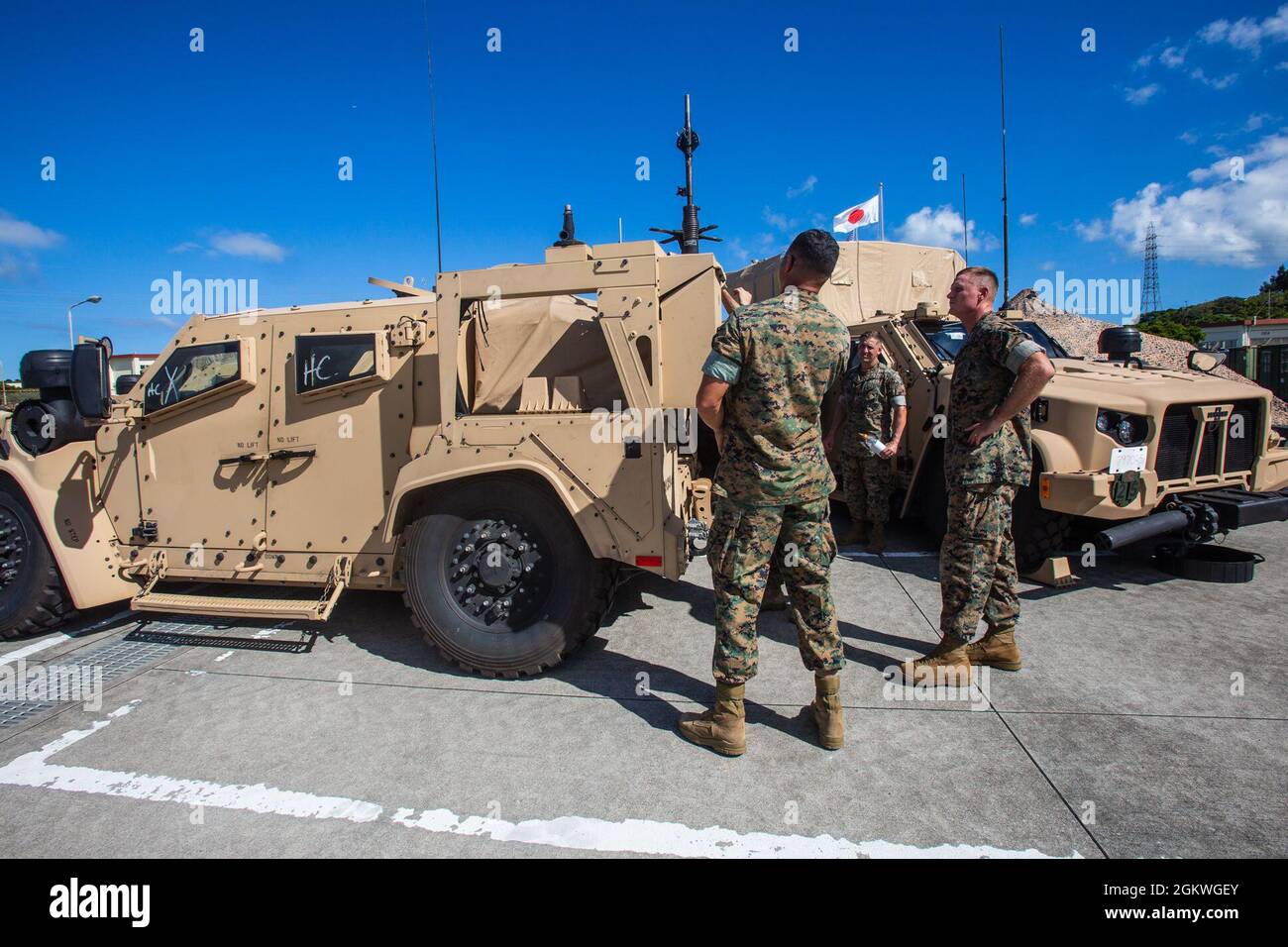 Steven R. Rudder (a destra), comandante, forze del corpo Marino degli Stati Uniti, Pacifico, parla con Sgt. Jesse Robertson, un sistema di telecomunicazioni via terra e sistemi di dati riparati con il 12° Reggimento Marino, III Marine Expeditionary Force Information Group, a Camp Hansen, Okinawa, Giappone, 9 luglio, 2021. III MIG ha presentato le sue capacità e come prevede di implementare il suo concetto di combattimento a sostegno del III MEF durante la visita del comandante MARFORPAC. Foto Stock