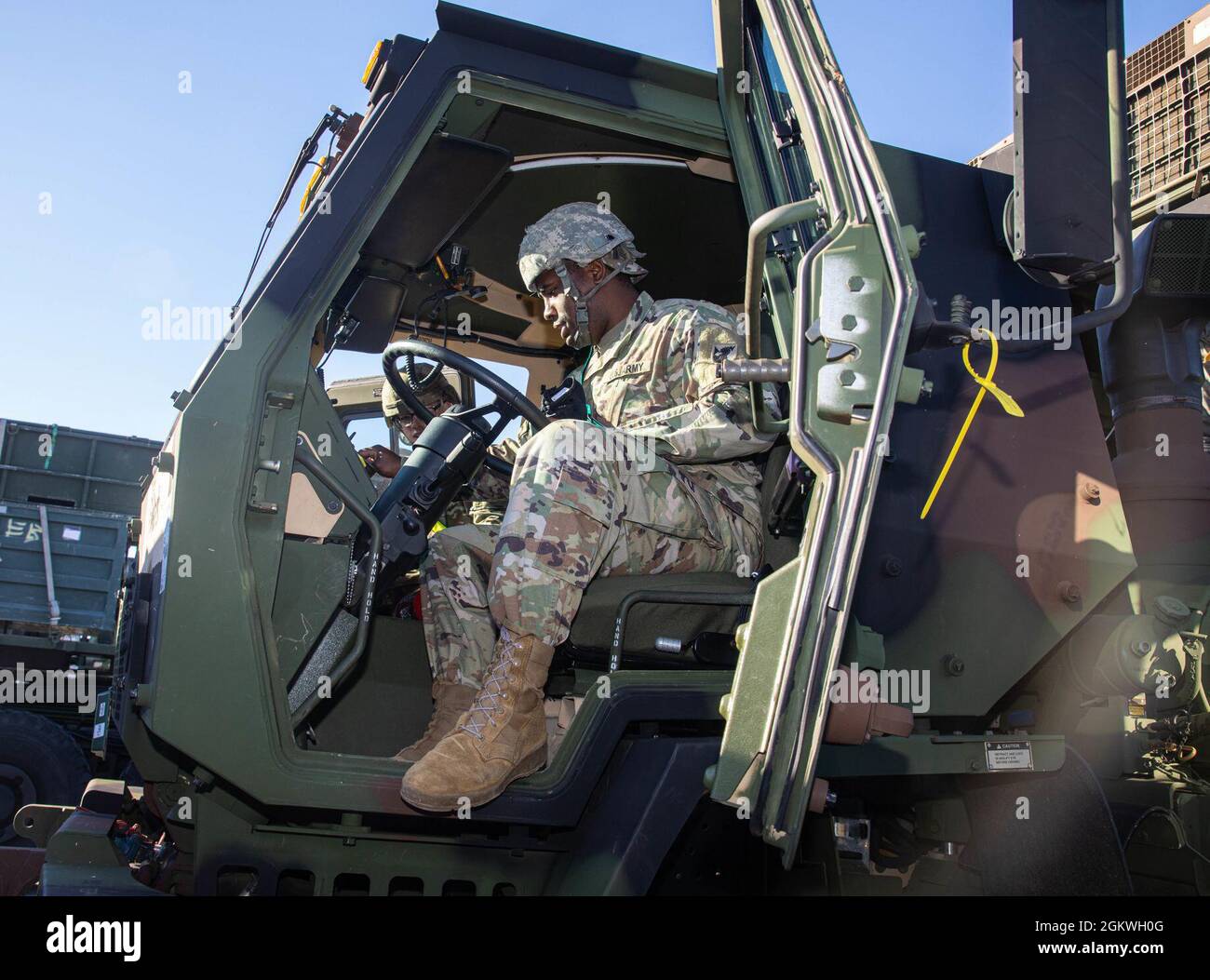 Esercito degli Stati Uniti Sgt. Rajaad Howell e SPC. Jon Montgomery, Soldier's assegnato alla 38th Air Defense Artillery Brigade, 1-1 Air Defense Artillery Battaglione, sede centrale e sede centrale batteria, condurre la manutenzione sul loro veicolo durante le operazioni portuali per l'esercizio Talisman Saber 21, il 9-10 luglio 2021, al porto di Gladstone, Queensland, Australia. Questa è la nona iterazione di Talisman Sabre, un'esercitazione militare bilaterale su larga scala tra l'Australia e gli Stati Uniti che coinvolge più di 17,000 partecipanti da sette nazioni. L'esercitazione multidominio di un mese consiste in una serie di addestramento Foto Stock