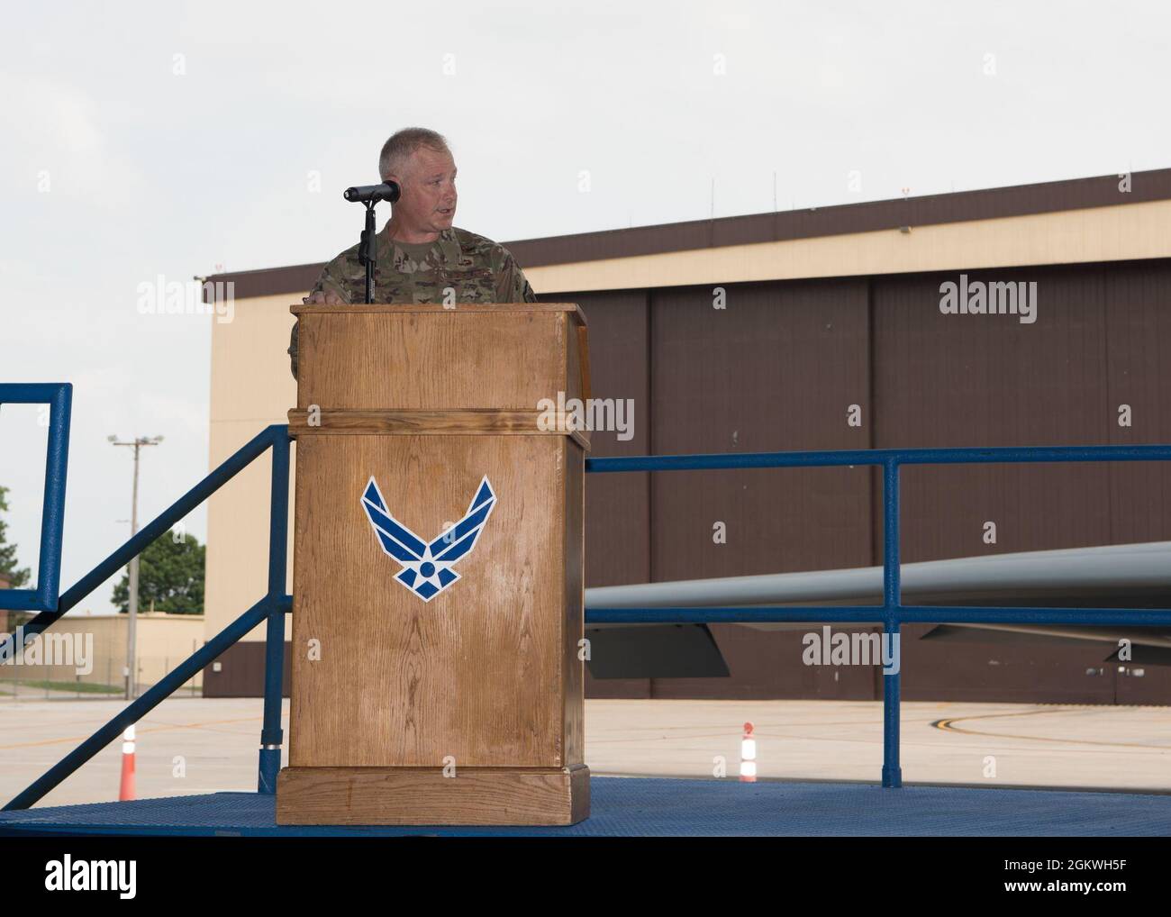 Daniel Diehl, 509th Bomb Wing Commander, parla durante la 509th Comtroller Squadron cambio di comando cerimonia alla Whiteman Air Force base, Missouri, 9 luglio 2021. L'assunzione di cerimonie di comando si basa nelle stesse tradizioni militari come il cambio di cerimonie di comando, tuttavia si verificano quando i comandanti in entrata e in uscita non sono in grado di essere nella stessa posizione. Il 509a Comtroller Squadron gestisce tutti i fondi di base appropriati e sovrintende ai fondi non appropriati per l'ala, sviluppa ed esegue piani finanziari, interpreta la politica finanziaria e fornisce servizi fiscali Foto Stock