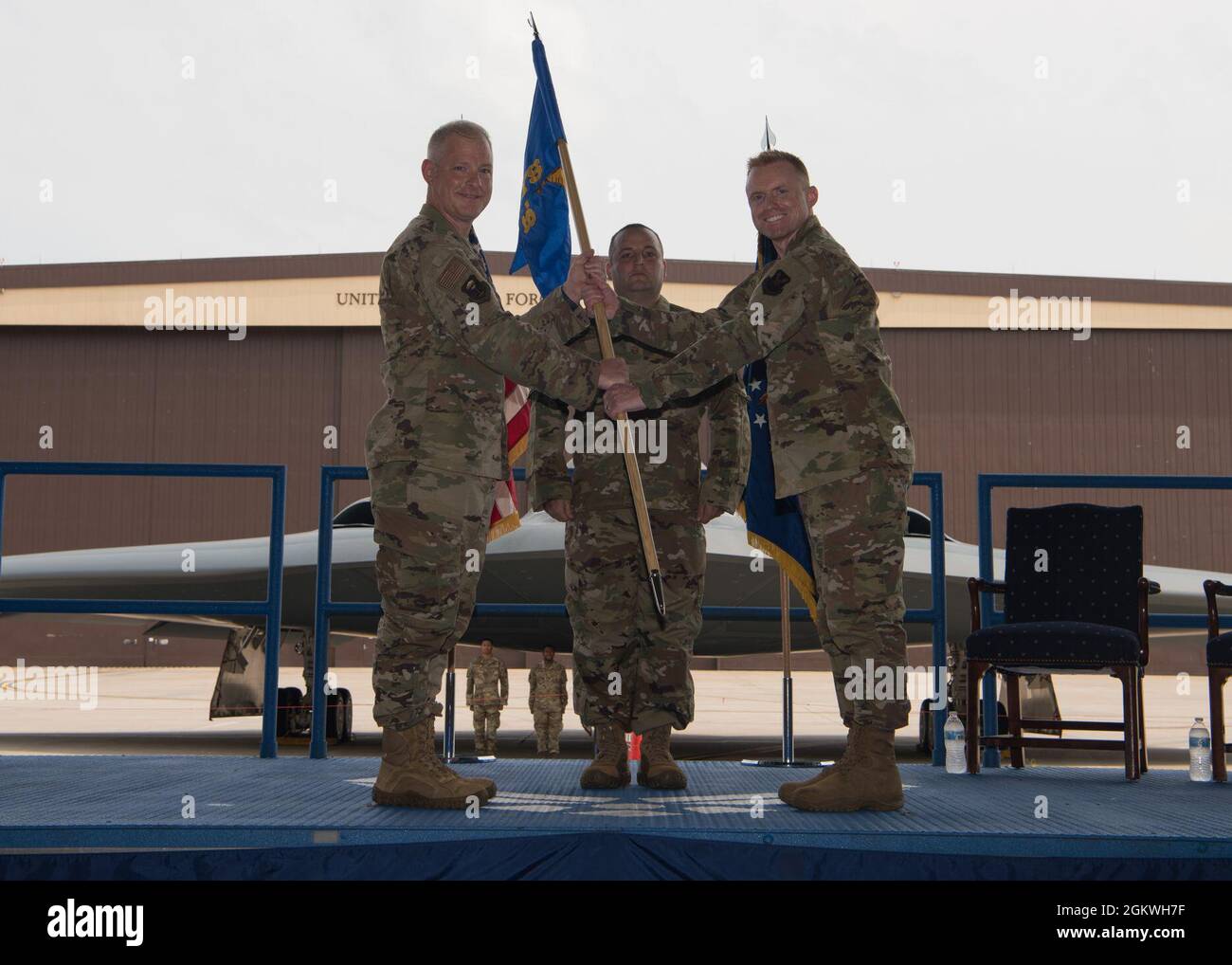 Eric Hulshizer, il Major dell'aeronautica degli Stati Uniti, assume il comando dello Squadrone 509o del Comptroller dal Colonnello dell'aeronautica degli Stati Uniti Daniel Diehl, 509o comandante dell'ala della bomba, durante l'assunzione 509o DEI CPTS della cerimonia di comando alla base dell'aeronautica di Whiteman, Missouri, 9 luglio 2021. Hulshizer in precedenza era il comandante del 39esimo Squadrone Comptroller presso la base aerea Incirlik, Turchia. Come comandante della 509a CPTS, Hulshizer è responsabile dell'esecuzione dei piani finanziari, dell'interpretazione della politica finanziaria e della fornitura di orientamenti fiscali per i comandanti della Whiteman AFB. Il 509a CPTS fornisce anche contabilità e fi Foto Stock