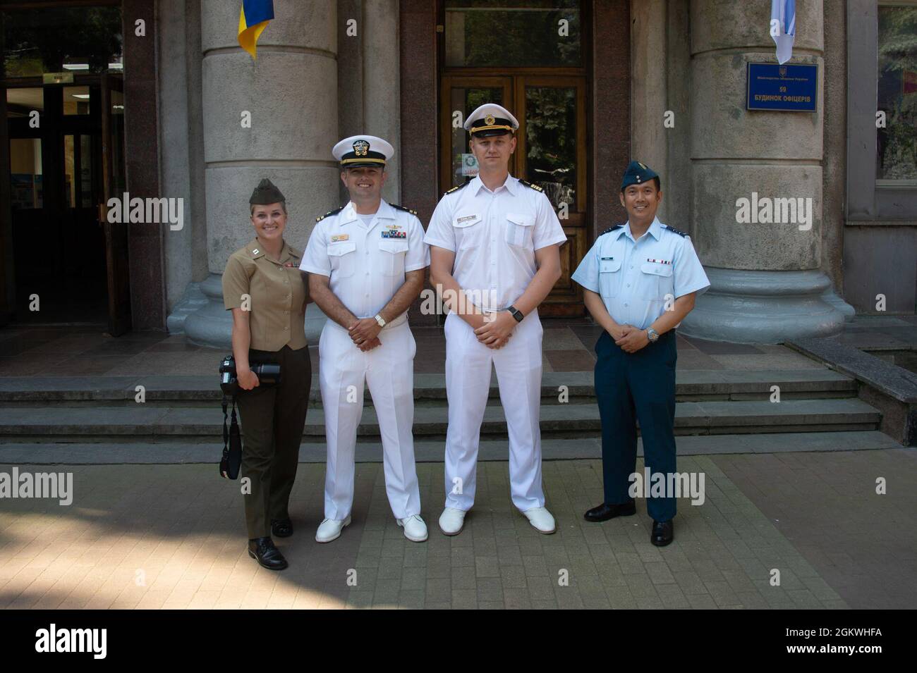 210710-F-D0094-691 ODESA, Ucraina (10 luglio 2021) funzionari degli affari pubblici per l'esercizio DELLA BREZZA MARINA 21, (da sinistra a destra) capitano Michaela Conally dei Marines degli Stati Uniti, tenente Bobby Dixon della Marina degli Stati Uniti, comandante Chalyk Oleh della Marina Ucraina, E il maggiore Christopher Daniel delle forze armate canadesi, posa per una foto di gruppo dopo la cerimonia di chiusura per l'esercizio DELLA BREZZA MARINA 21 a Odesa, Ucraina il 10 luglio 2021. Questo esercizio annuale, ospitato dalla Marina degli Stati Uniti e dalla Marina Ucraina, è incentrato sulla formazione insieme e la creazione di nuovi amici sulla base di un impegno comune a Foto Stock
