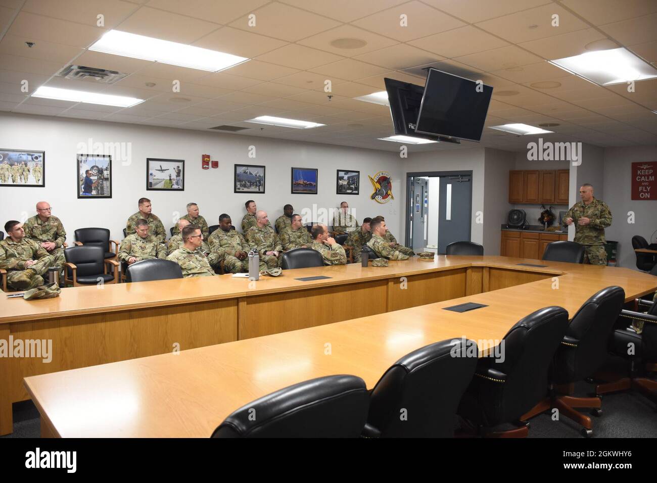 I membri del 442d Maintenance Group si riuniscono per partecipare a un briefing sullo sviluppo professionale, sabato 10 luglio 2021, sulla Whiteman Air Force base, Mo. Hanno arruolato la leadership del gruppo programma questi incontri ogni fine settimana di trivellazione per fornire ai propri Airmen informazioni sullo sviluppo personale e professionale. Gli argomenti delle riunioni vanno dai benefici previdenziali ai pacchetti di revisione delle prestazioni. Questo mese, Capo Master Sgt. Russell Guajardo, il Capo di volo Squadron delle munizioni 442d, ha informato gli Airmen sull'importanza dei team di sviluppo e sul piano di sviluppo arruolato. Questi a Foto Stock