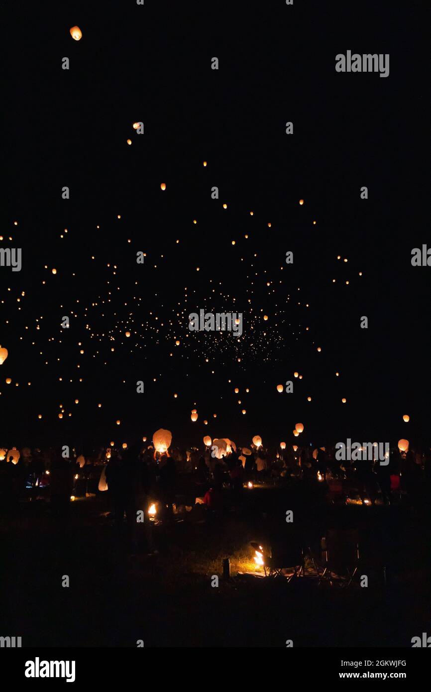 Le persone che mandano via le loro lanterne galleggianti alla fine di uno spettacolo di luci galleggianti intorno a St. Louis, Missouri. Foto Stock