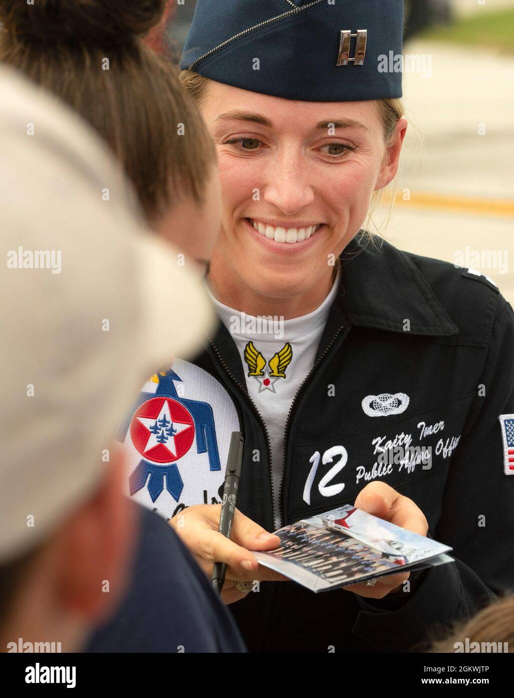 Capt. Kaity toner, funzionario statunitense per gli affari pubblici dell'Air Force Thunderbirds, opuscoli autografici per tifosi e spettatori dopo la performance del team al Dayton Air Show il 10 luglio 2021, presso l'aeroporto internazionale di Dayton. Dopo ogni esibizione, gli ufficiali dello squadrone visitano con i partecipanti e rispondono alle domande. Foto Stock