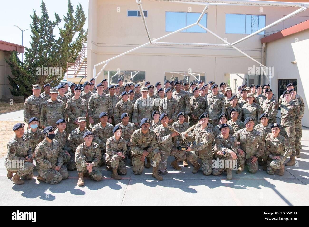 Briga. G. Roy Collins, l'Air Force 'Top Cop', ha visitato il 349esimo Squadrone delle forze di sicurezza e ha assegnato il 349esimo SFS il premio AFRC Large Tenant Unit of the Year, 10 luglio 2021. Foto Stock