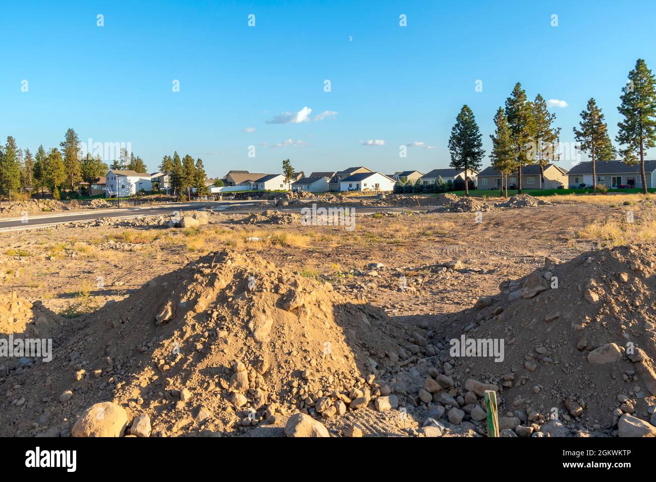 Una comunità di nuove case in una suddivisione nelle prime fasi in un sobborgo di Spokane, Washington, USA Foto Stock