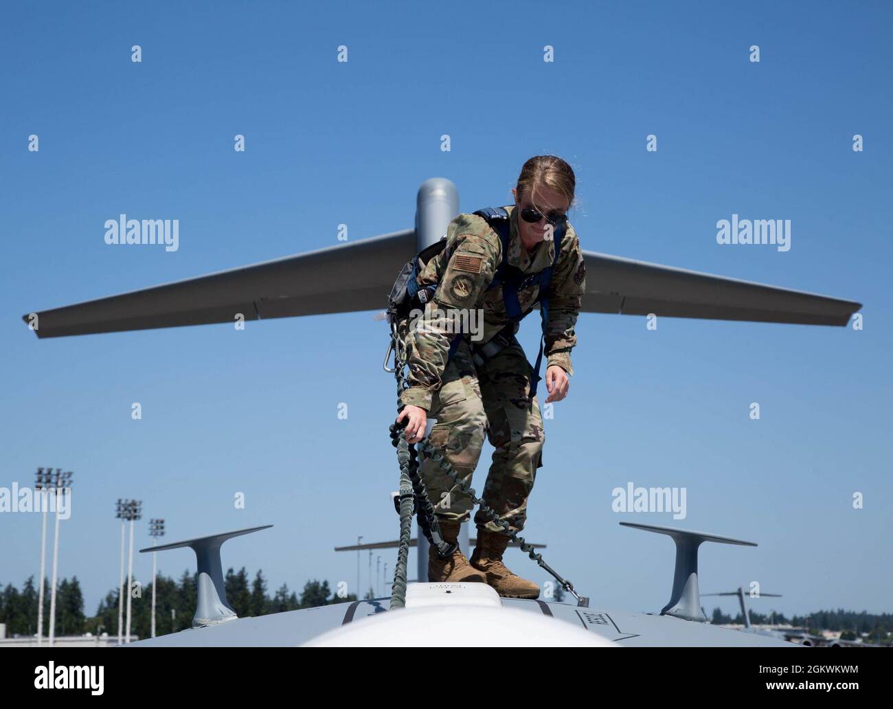 Personale Sgt. Shelby Pick, 446th Aircraft Maintenance Squadron Crew Chief, ispeziona un C-17 Globemaster alla Joint base Lewis-McChord, Washington, 11 luglio 2021. L'ispezione della parte superiore del C-17 è una fase critica dell'elenco di controllo Basic Post-flight Operation Inspection (ispezione di base post-volo) per identificare qualsiasi elemento rotto o mancante che necessiti di riparazione. Foto Stock