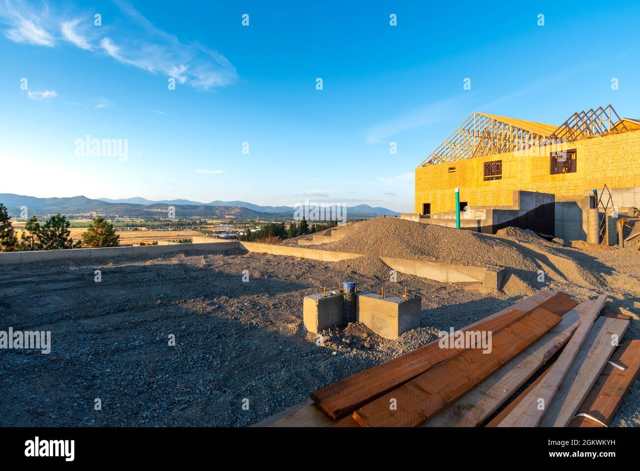 Una nuova casa di costruzione incorniciata su una collina con una vista che domina Spokane Valley e Liberty Lake, Washington, USA Foto Stock