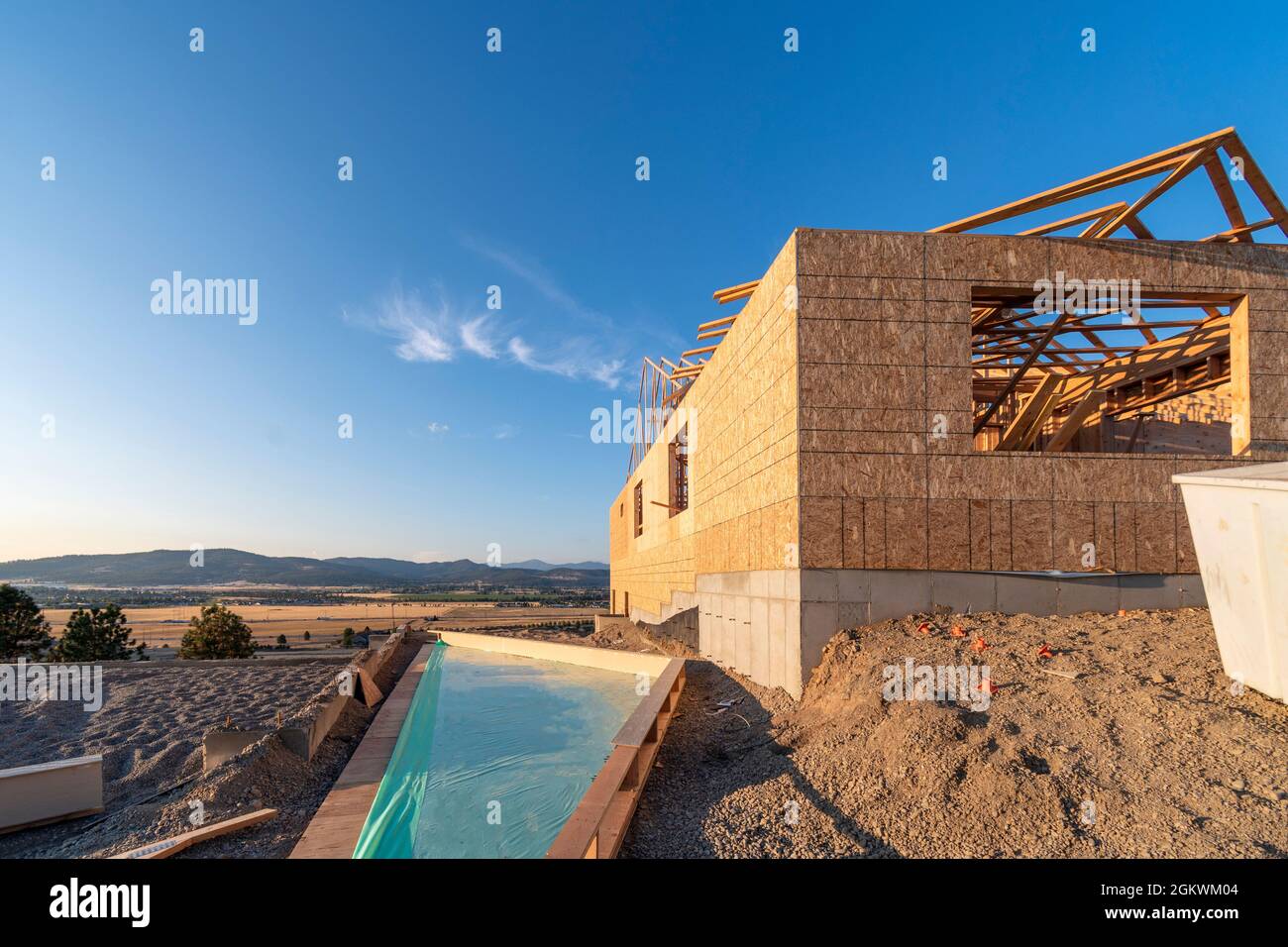 Una nuova casa di costruzione incorniciata su una collina con una vista che domina Spokane Valley e Liberty Lake, Washington, USA Foto Stock