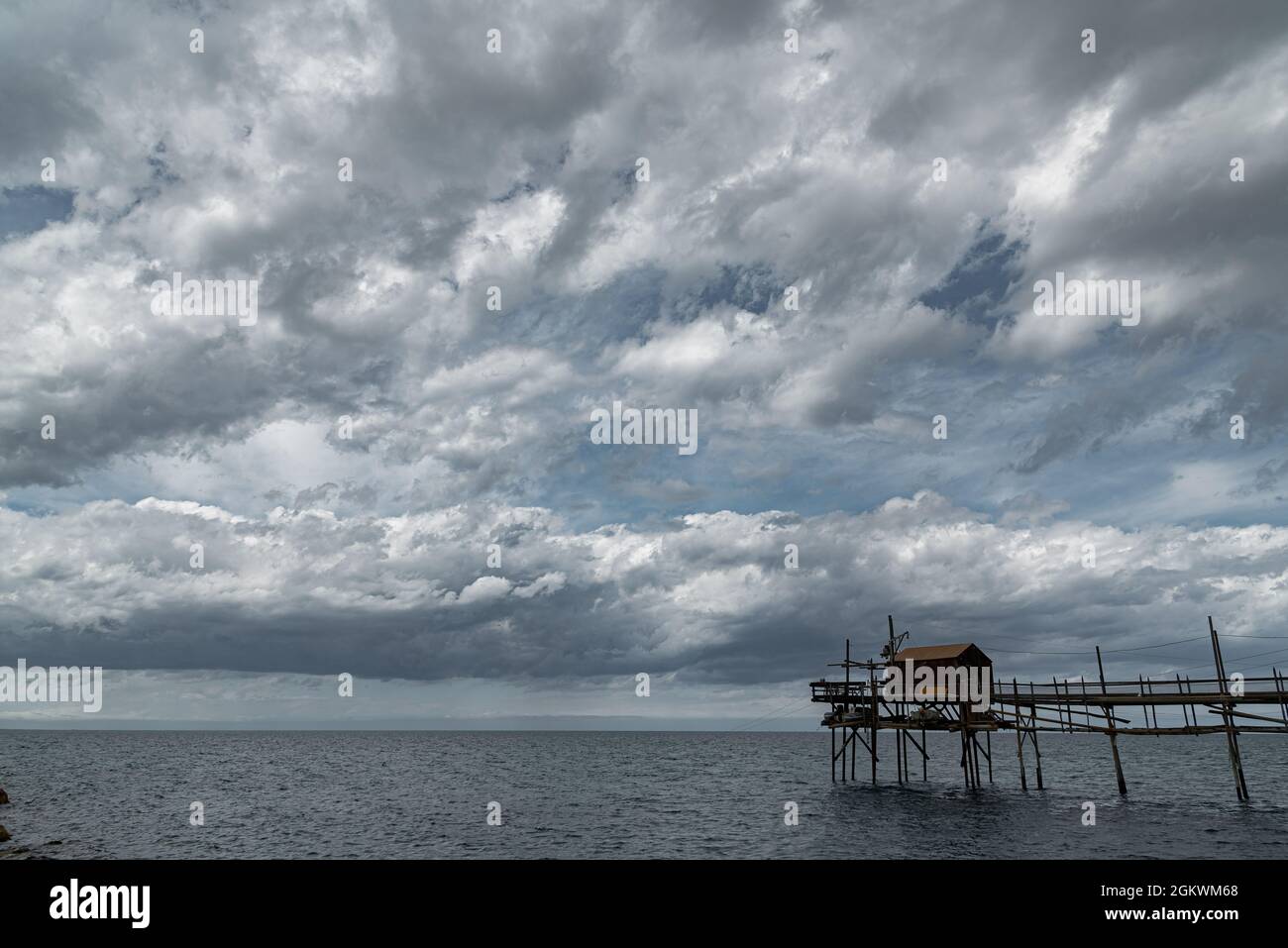 Ai piedi dell'antico borgo di Termoli, si snoda la passeggiata dei Trabucchi, una parte della costa dalla quale si accede al Foto Stock