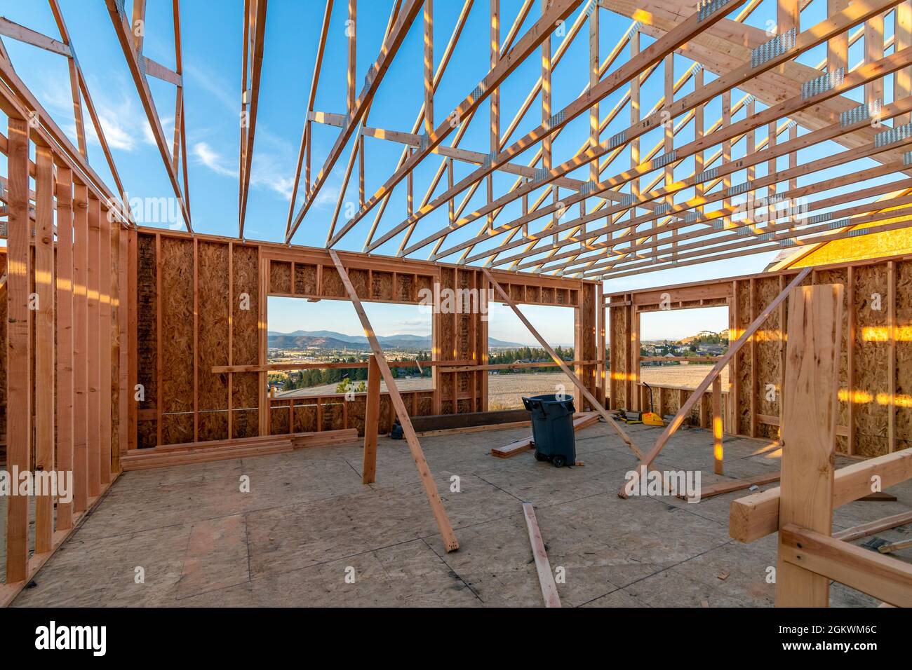Una nuova casa di costruzione incorniciata su una collina con una vista che domina Spokane Valley e Liberty Lake, Washington, USA Foto Stock