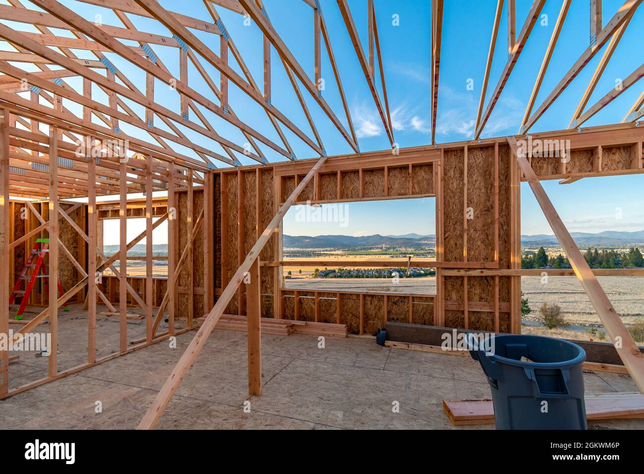 Una nuova casa di costruzione incorniciata su una collina con una vista che domina Spokane Valley e Liberty Lake, Washington, USA Foto Stock