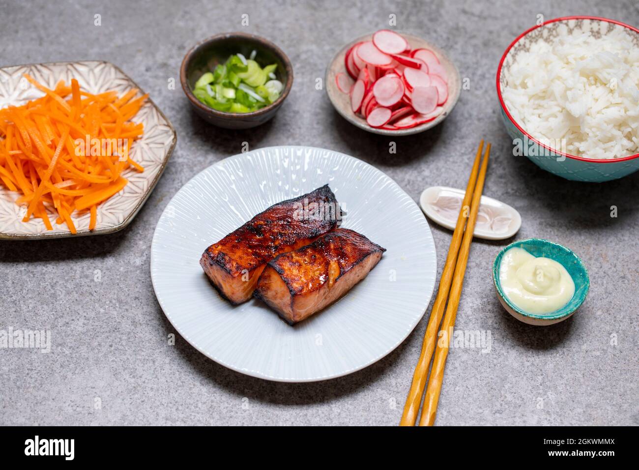 Pasto in stile giapponese con salmone alla griglia, riso e verdure sottaceto Foto Stock