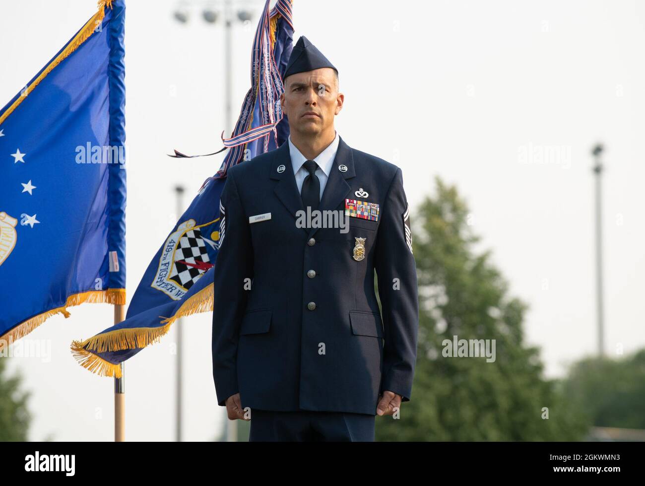U.S. Air Force Senior Master Sgt. Chad Carrier, 419esimo ingegnere civile Squadron, si alza all'attenzione prima di essere presentato alla Medaglia di Airman alla base dell'aeronautica di Hill, Utah il 11 luglio 2021. La Medaglia di Airman è un’illustre decorazione attribuita a coloro che mostrano eroismo o atti di eroismo che comportano un rischio volontario di vita in condizioni non di combattimento. Foto Stock