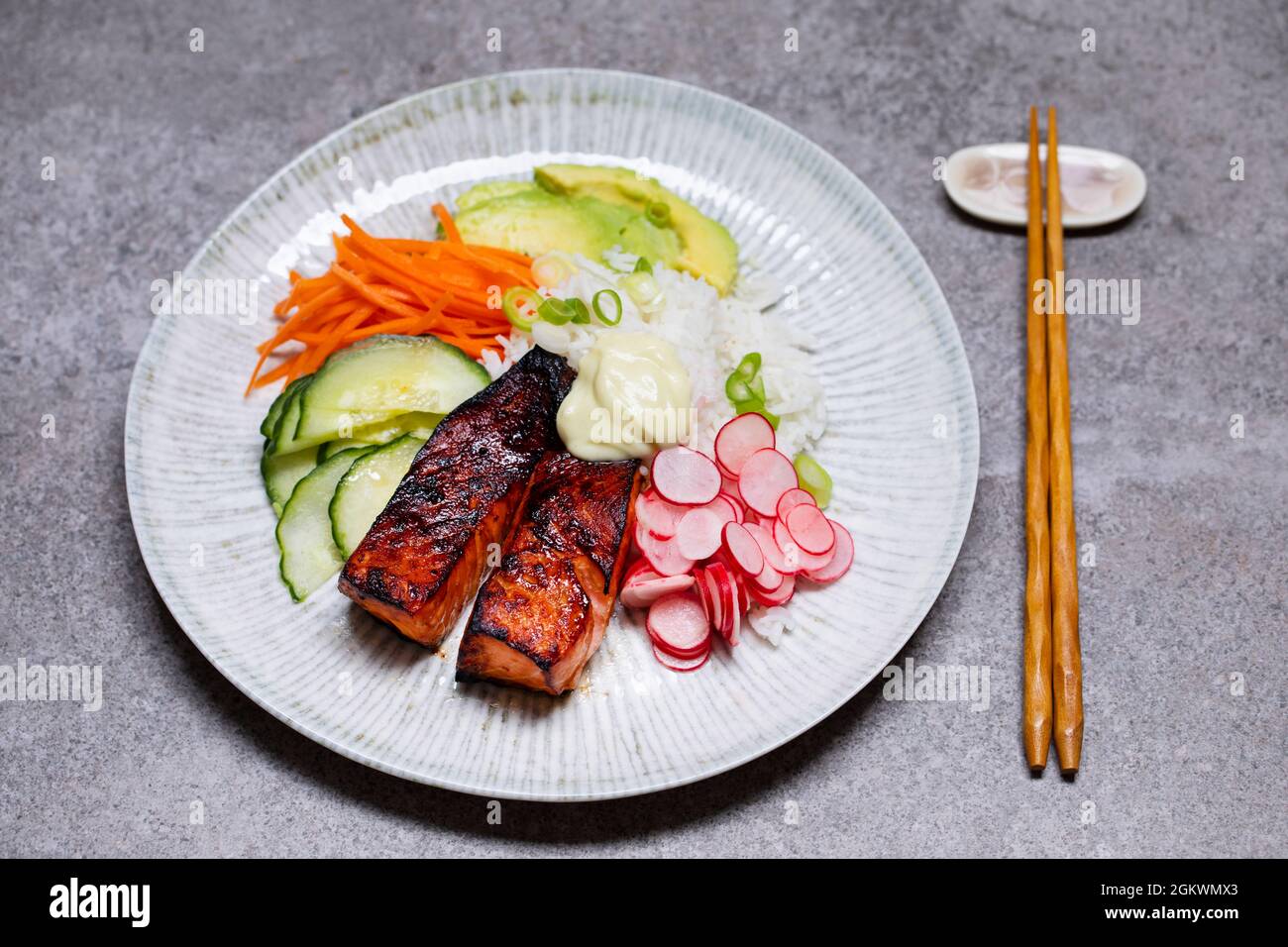 Pasto in stile giapponese con salmone alla griglia, riso e verdure sottaceto Foto Stock