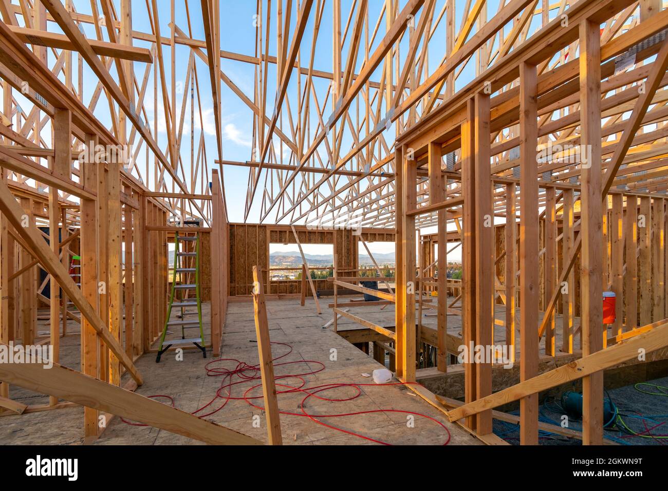 Una nuova casa di costruzione incorniciata su una collina con una vista che domina Spokane Valley e Liberty Lake, Washington, USA Foto Stock