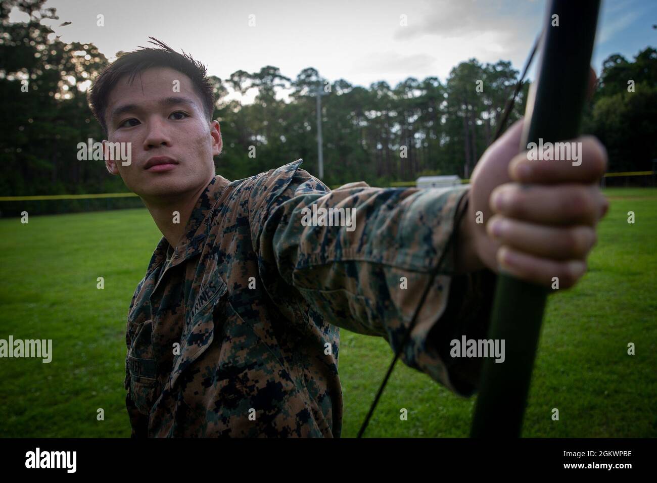 CPL del corpo marino degli Stati Uniti. Dustin Nguyen, un Richmond, Va., nativo e un operatore di sistemi di trasmissione con 1 ° battaglione, 2d Marine Regiment, 2d Marine Division (MARDIV), ha un'antenna radio per mantenere la tensione come parte del 2d MARDIV High-Frequency (HF) Competition on Naval Submarine base Kings Bay, GA., 12 luglio 2021. La concorrenza ha migliorato le capacità e le capacità di trasmissione HF per preparare i Marines ai futuri conflitti di spedizione in cui l'area è contestata o degradata. Foto Stock
