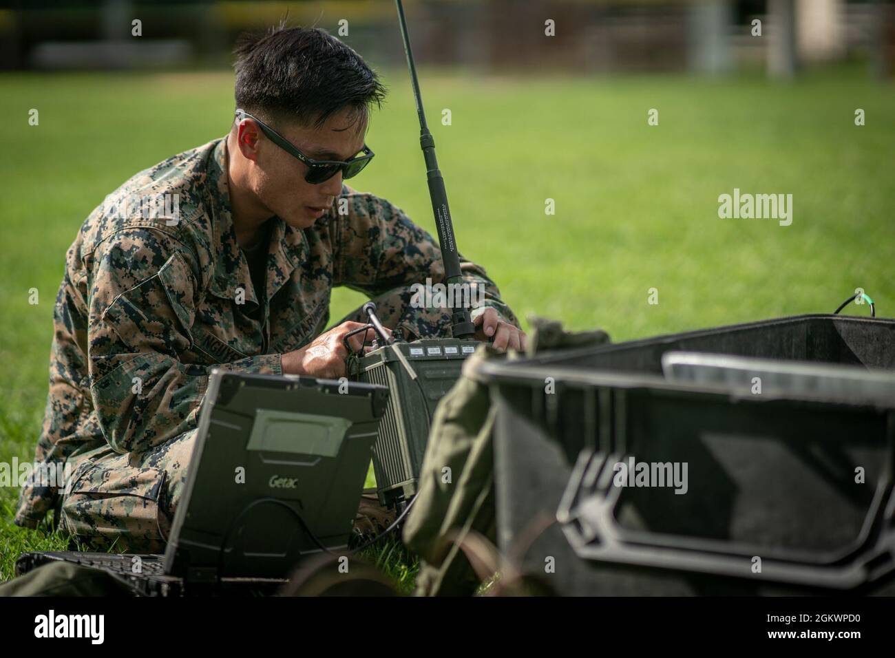CPL del corpo marino degli Stati Uniti. Dustin Nguyen, un operatore di sistemi di trasmissione nativo di Richmond, Va., con il 1° battaglione, 2d Marine Regiment, 2d Marine Division (MARDIV), crea una radio AN/PRC-160(V) come parte del mardiv High-Frequency (HF) Competition on Naval Submarine base Kings Bay, GA., 12 luglio 2021. La concorrenza ha migliorato le capacità e le capacità di trasmissione HF per preparare i Marines ai futuri conflitti di spedizione in cui l'area è contestata o degradata. Foto Stock