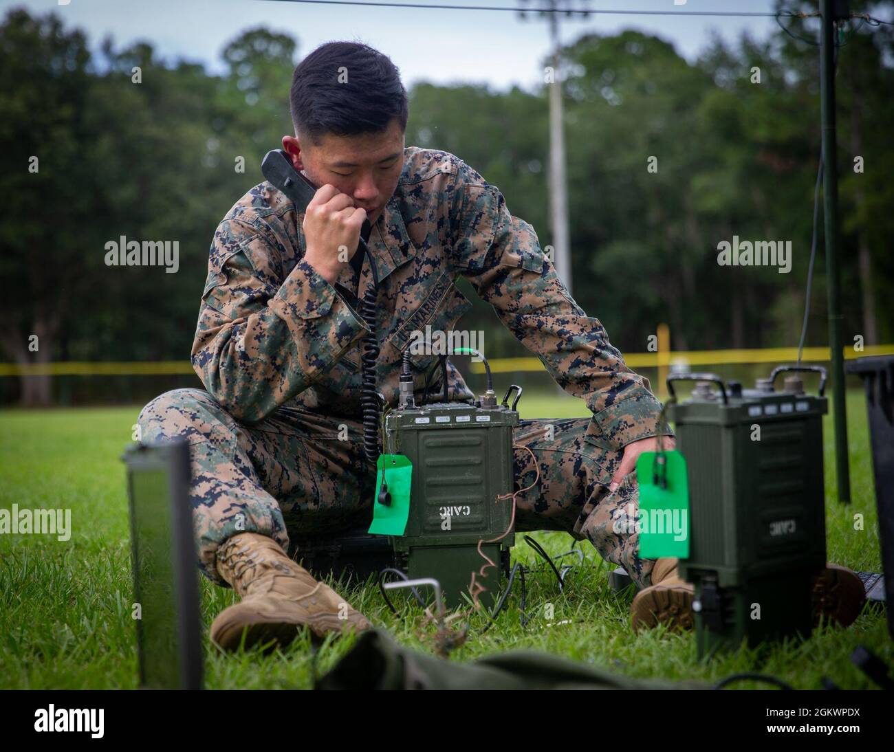 CPL del corpo marino degli Stati Uniti. Leo Yoon, un operatore di sistemi di trasmissione nativo di Rockville, Md., con 1° battaglione, 2d Marine Regiment, 2d Marine Division (MARDIV), gestisce una radio AN/PRC-160(V) come parte del 2d MARDIV High-Frequency (HF) Competition on Naval Submarine base Kings Bay, GA., 12 luglio 2021. La concorrenza ha migliorato le capacità e le capacità di trasmissione HF per preparare i Marines ai futuri conflitti di spedizione in cui l'area è contestata o degradata. Foto Stock