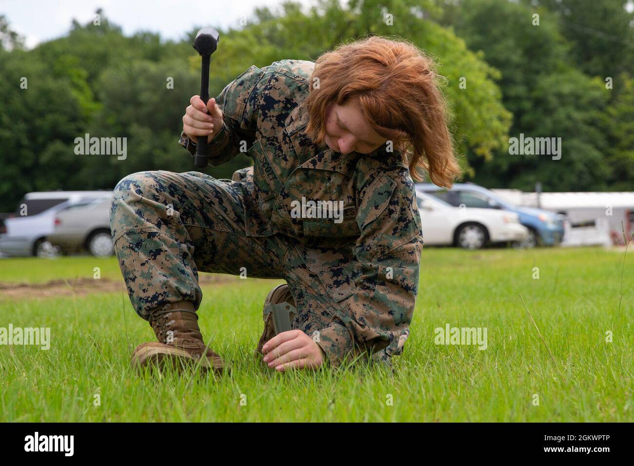 US Marine Corps Lance CPL. Rachael Scott, nativo di Gettysburg, Pa., e un operatore di sistemi di trasmissione con 1° battaglione, 10° Reggimento Marino, 2d Marine Division (MARDIV), martella una partecipazione durante il 2d MARDIV High-Frequency (HF) Competition a Fort Bragg, N.C., 12 luglio 2021. La concorrenza ha migliorato le capacità e le capacità di trasmissione HF per preparare i Marines ai futuri conflitti di spedizione in cui l'area è contestata o degradata. Foto Stock