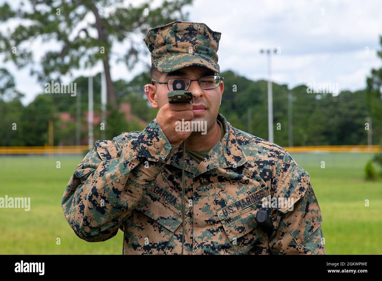 CPL del corpo marino degli Stati Uniti. Arnoldo Garcia, nativo di Toppenish, Washington, e un operatore di sistemi di trasmissione con 2D Battaglione, decimo Reggimento Marino, 2d Marine Division (MARDIV), trova un azimuth come parte del 2d MARDIV High-Frequency (HF) Competition a Fort Bragg, N.C., 12 luglio 2021. La concorrenza ha migliorato le capacità e le capacità di trasmissione HF per preparare i Marines ai futuri conflitti di spedizione in cui l'area è contestata o degradata. Foto Stock