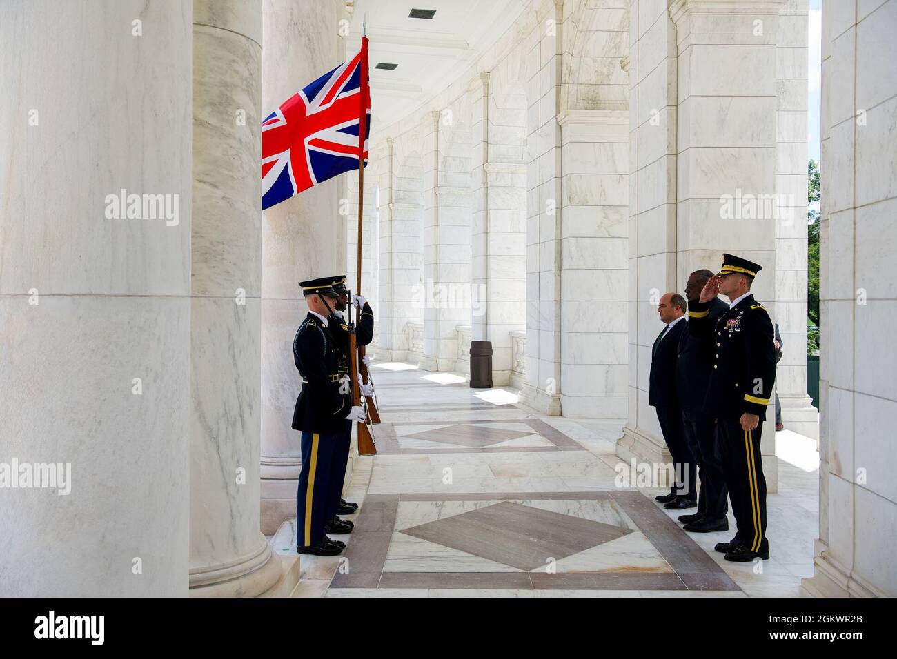 Ben Wallace, Segretario di Stato per la difesa del Regno Unito, Secreatary of Defense, Lloyd Austin III, E il generale dell'esercito degli Stati Uniti. Allan M. Pepin, comandante generale, Joint Task Force – National Capital Region e U.S. Army Military District of Washington rendono onore durante una cerimonia di posa delle forze armate Full Honor Wreath alla tomba del solider Unkown ad Arlington, Va., il 12 luglio 2021. Foto Stock