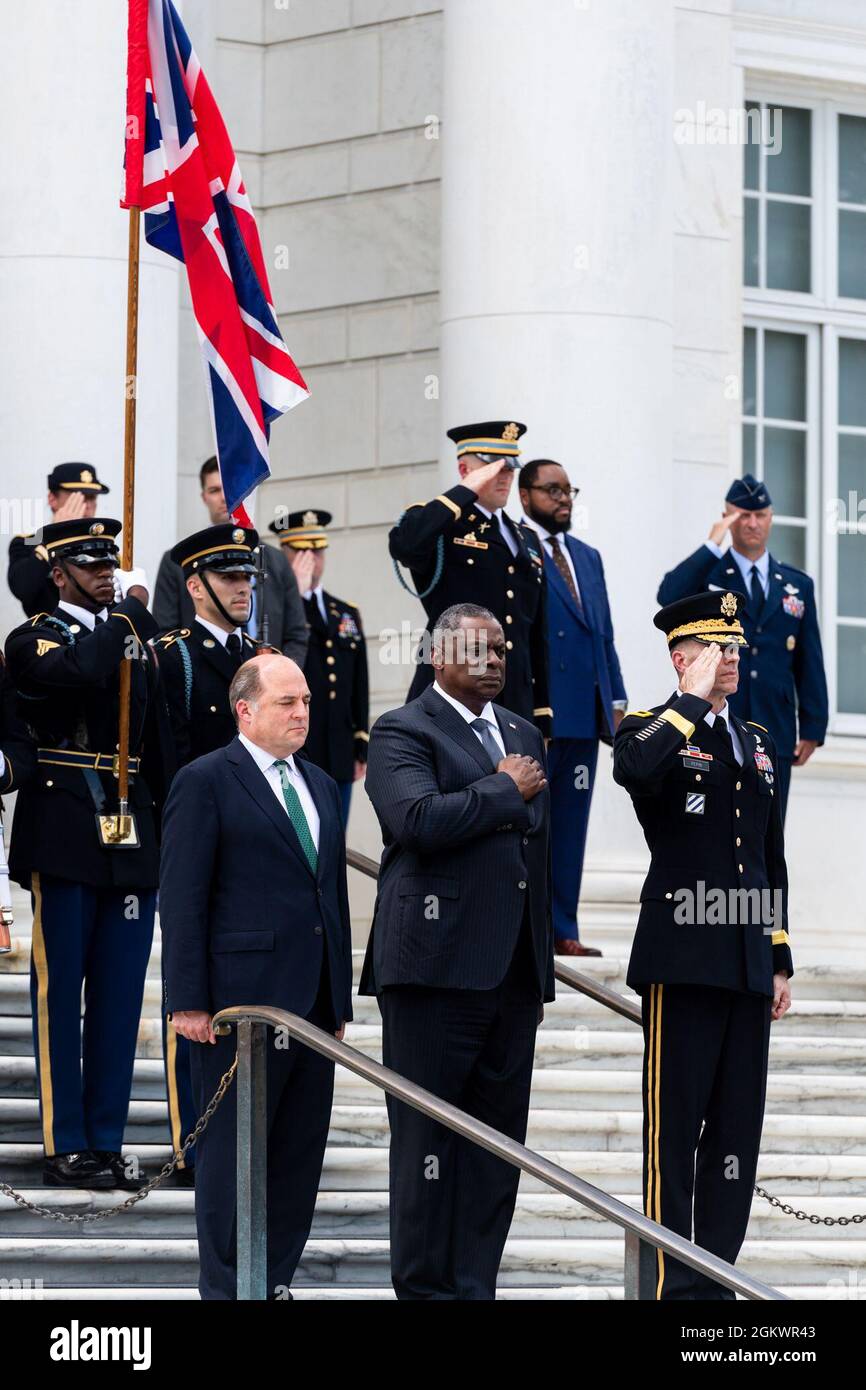 (Da sinistra a destra) ben Wallace, Segretario di Stato per la Difesa del Regno Unito, Lloyd J. Austin III, Segretario della Difesa degli Stati Uniti e Major. Allan M. Pepin, comandante generale, Joint Task Force – National Capital Region e U.S. Army Military District di Washington, Rendete onore durante una cerimonia di deposizione delle forze armate in pieno onore alla corona di Unkown Solider ad Arlington, Va., il 12 luglio 2021. Foto Stock