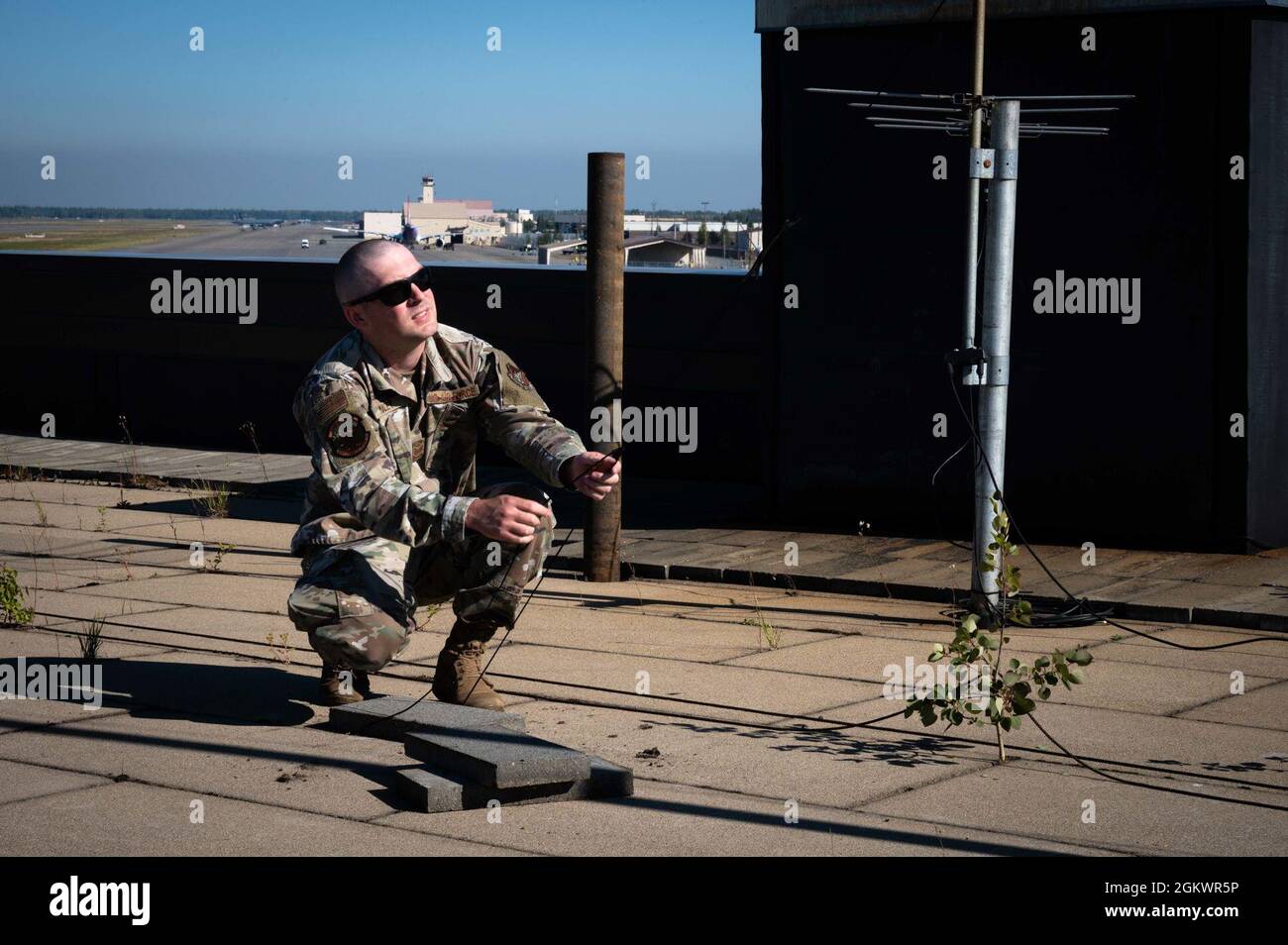 U.S. Air Force Tech. SGT. Christopher Maley, il 354th Communications Squadron non commissionato ufficiale in carica dei sistemi di trasmissione a radiofrequenza, crea un'onda di cielo a incidenza quasi verticale durante un'esercitazione Agile Combat Employment sulla base aerea Eielson Air Force base, Alaska, 12 luglio 2021. Agile Combat Employment Esercies assicura che la 354a ala Fighter sia in grado di implementare, disperdere e manovrare la capacità di combattimento per creare dilemmi per gli avversari vicini ai pari. Foto Stock