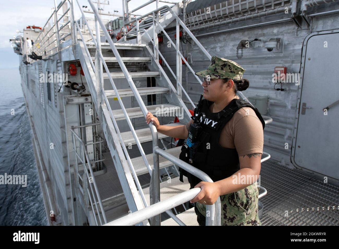 OCEANO PACIFICO (12 luglio 2021) - Master-at-Arms 3rd Class Yesica Jimenez si alza a bordo del trasporto veloce di classe Spearhead USNS City di Bismarck (T-EPF-9). La città di Bismarck funge da piattaforma di missione per il Pacific Partnership 21. Pacific Partnership, ora nella sua sedicesima iterazione, riunisce le nazioni per prepararsi durante i periodi di calma a rispondere efficacemente in tempi di crisi. Ogni anno, il team di missione lavora insieme con le nazioni ospitanti e partner per migliorare l'interoperabilità regionale e le capacità di risposta alle catastrofi, aumentare la sicurezza e la stabilità nella regione, un Foto Stock