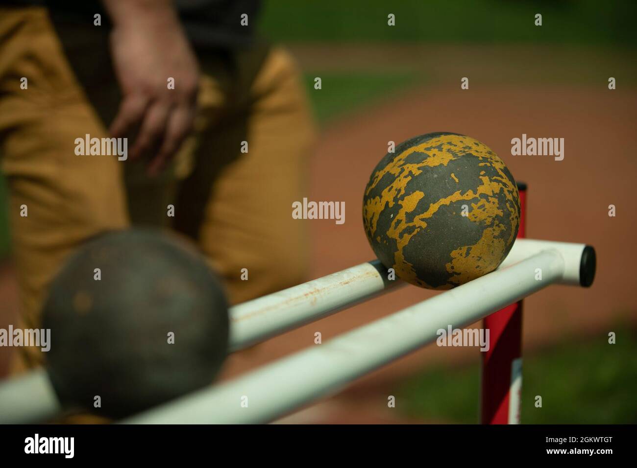 Shot mette a sedere su uno stand al concorso shot Put allo Stadion Miejski MOSIR di Giżycko, Polonia, 13 luglio 2021. Battle Group Poland aveva 40 concorrenti che rappresentavano l'esercito degli Stati Uniti, l'esercito britannico e le forze terrestri rumene gareggiano in pista e in campo, che includevano gare da 100 metri, 400 metri, 800 metri e 4 X 400 metri, nonché gare di tiro al javelin, colpo messo, e salti lunghi. L'inaugral evento multinazionale su pista e campo si è tenuto per celebrare il ventisettesimo anniversario della Brigata meccanizzata delle forze terrestri polacche. La XV Brigata meccanizzata ha una partnership multinazionale di lunga data con Foto Stock