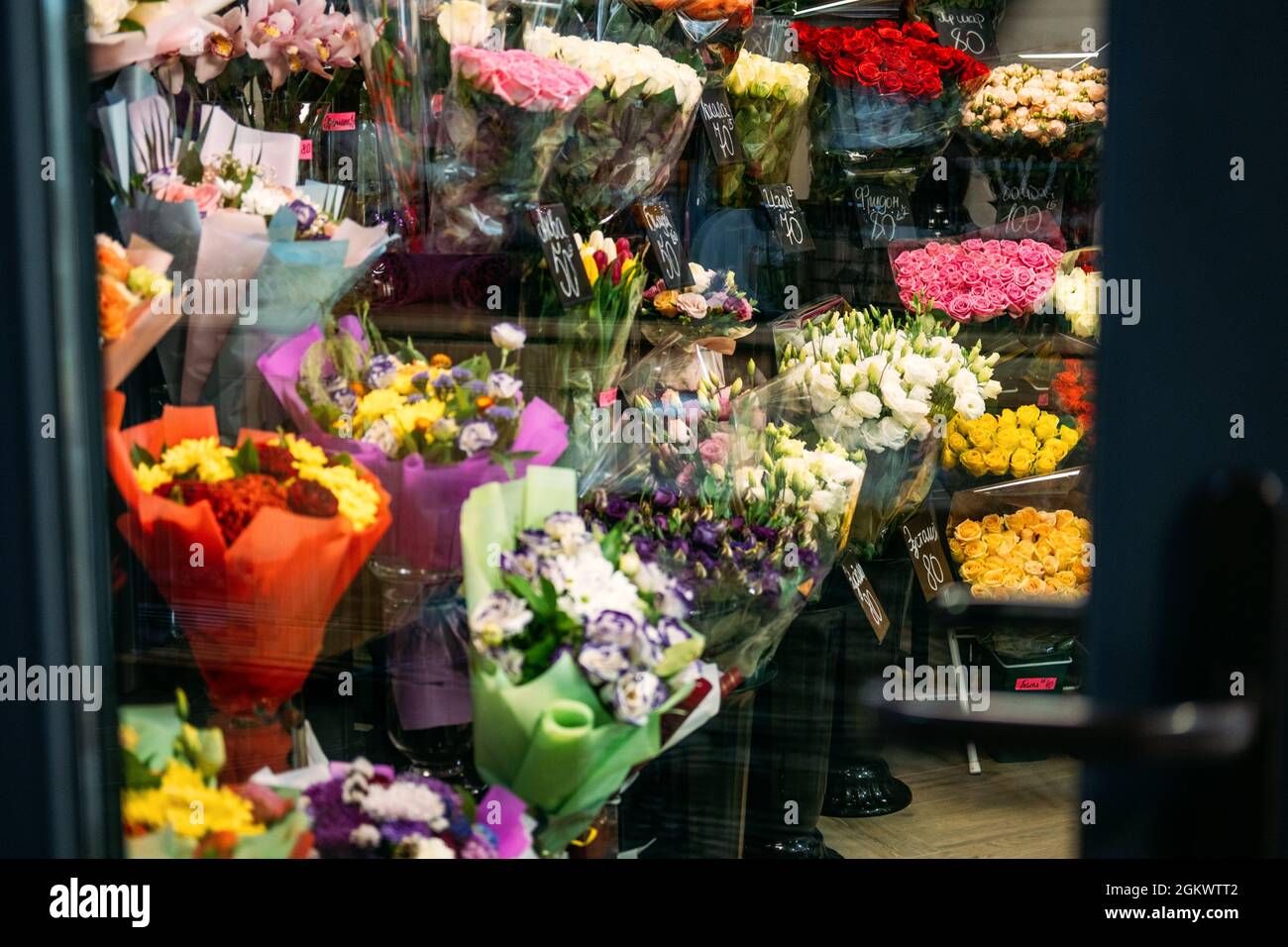 negozio di fiori frigorifero. Fiori in vendita in una stanza fredda speciale, magazzino con aria condizionata. Frigorifero per fiori. Molte rose, peonia Foto Stock