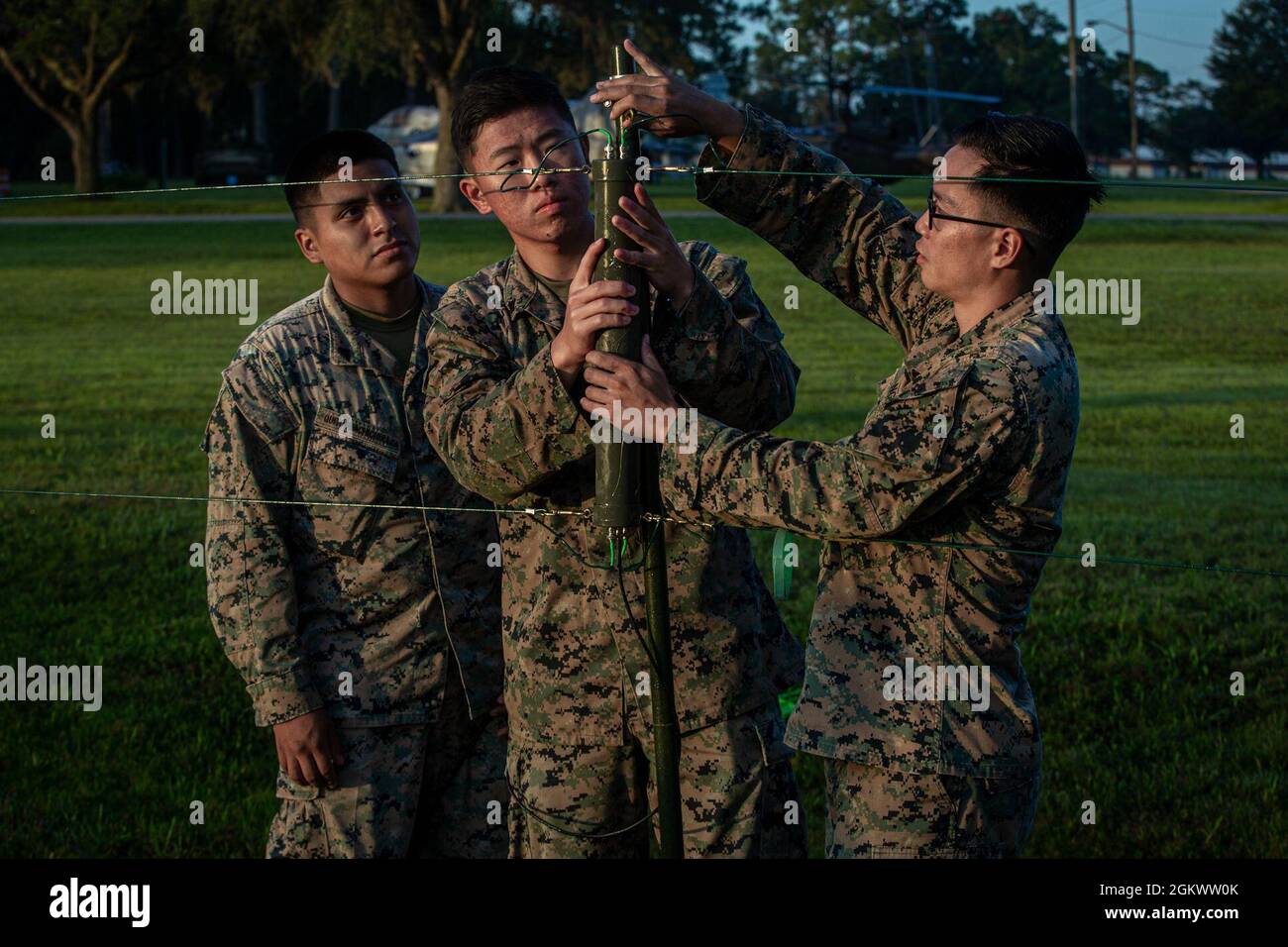 I Marines statunitensi con 2d Marine Regiment, 2d Marine Division (MARDIV), hanno creato un'antenna radio da campo come parte del 2d MARDIV High-Frequency (HF) Competition vicino a Camp Blanding, Fl., 13 luglio 2021. La concorrenza ha migliorato le capacità e le capacità di trasmissione HF per preparare i Marines ai futuri conflitti di spedizione in cui l'area è contestata o degradata. Foto Stock