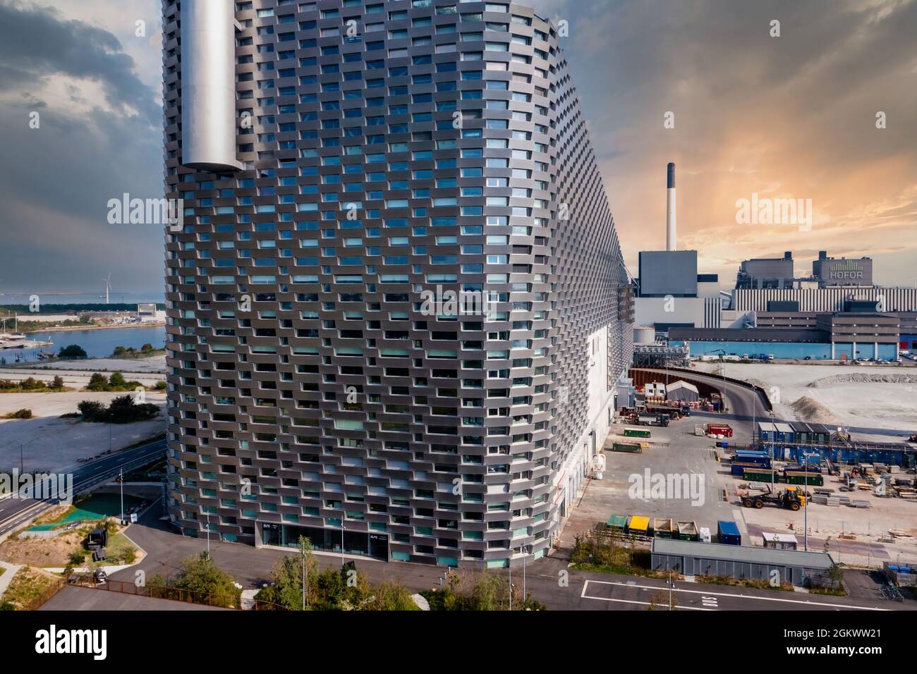Centrale elettrica Waste-to-Energy di Copenaghen con area sciistica sul tetto Foto Stock