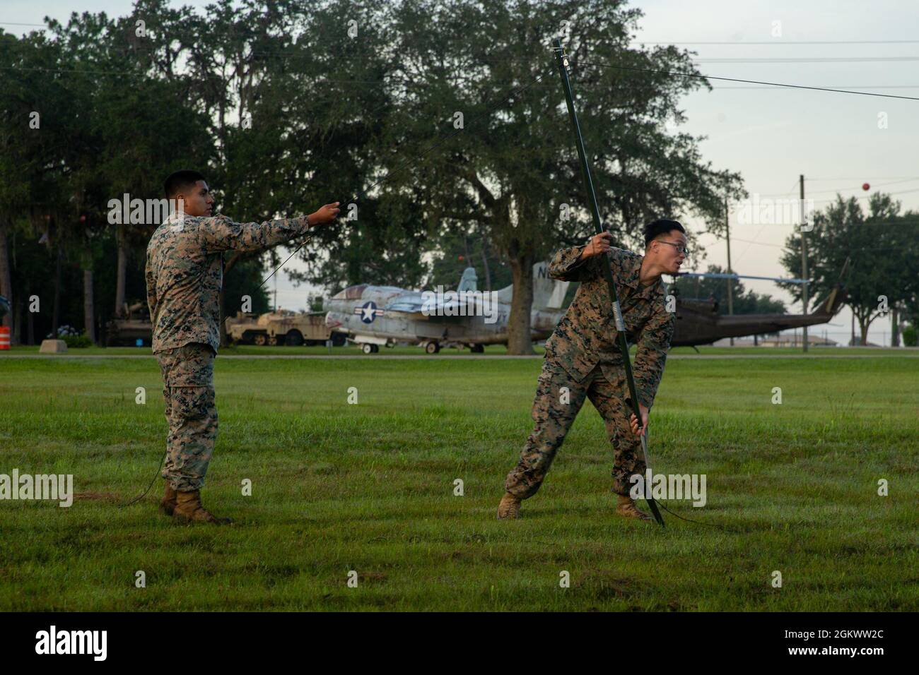 CPL del corpo marino degli Stati Uniti. Edwin Quitoguachichullca, a sinistra, un Chicago, Ill., nativo e un operatore di sistemi di trasmissione satellitare, e CPL. Dustin Nguyen, un operatore di sistemi di trasmissione e nativi di Richmond, Virginia, con il 1° battaglione, 2d Marine Regiment, 2d Marine Division (MARDIV), ha istituito un'antenna radio da campo come parte del 2d MARDIV High-Frequency (HF) Competition vicino a Camp Blanding, Fl., 13 luglio 2021. La concorrenza ha migliorato le capacità e le capacità di trasmissione HF per preparare i Marines ai futuri conflitti di spedizione in cui l'area è contestata o degradata. Foto Stock